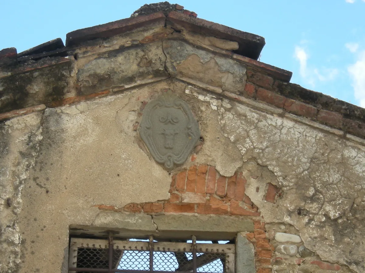 Photo showing: Stemma della famiglia Cocchi sulla facciata dell'Oratorio di San Ranieri a Empoli