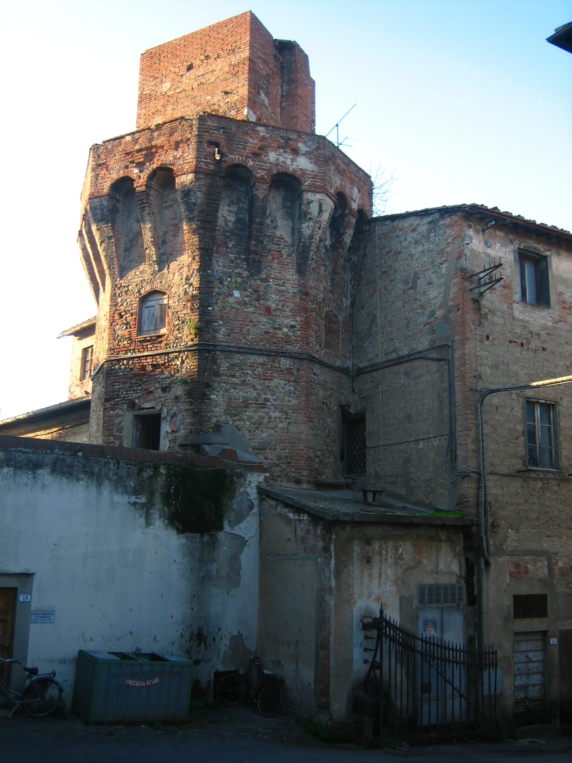 Photo showing: Torre d'angolo della cinta muraria trecentesca di Empoli detta dei Righi.