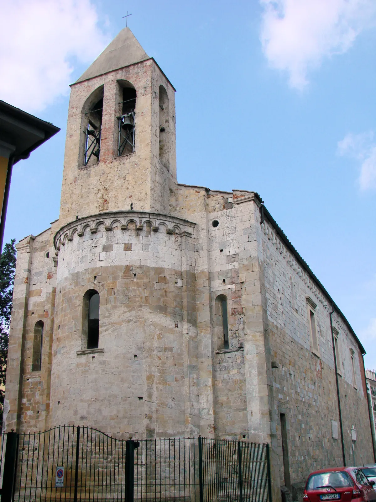 Photo showing: Apse and bells of the church of Santi Iacopo e Filippo, Pisa