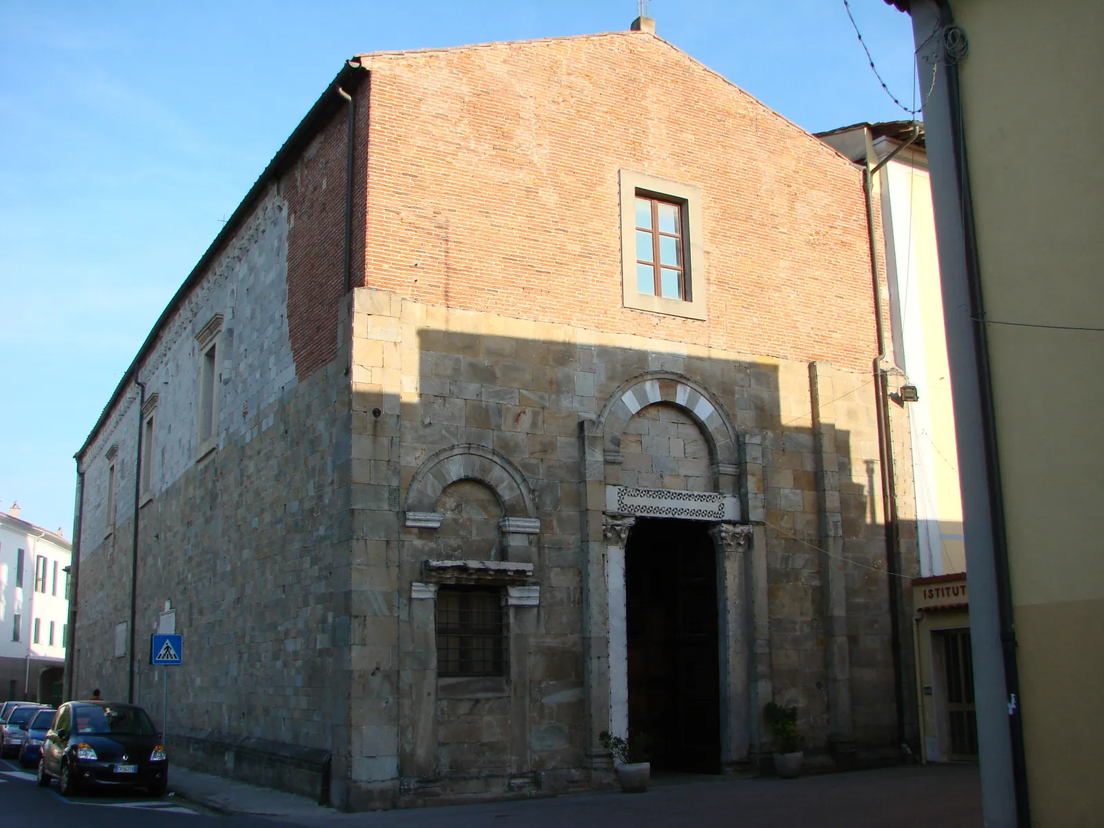 Photo showing: Outside the church of Santi Iacopo e Filippo, Pisa