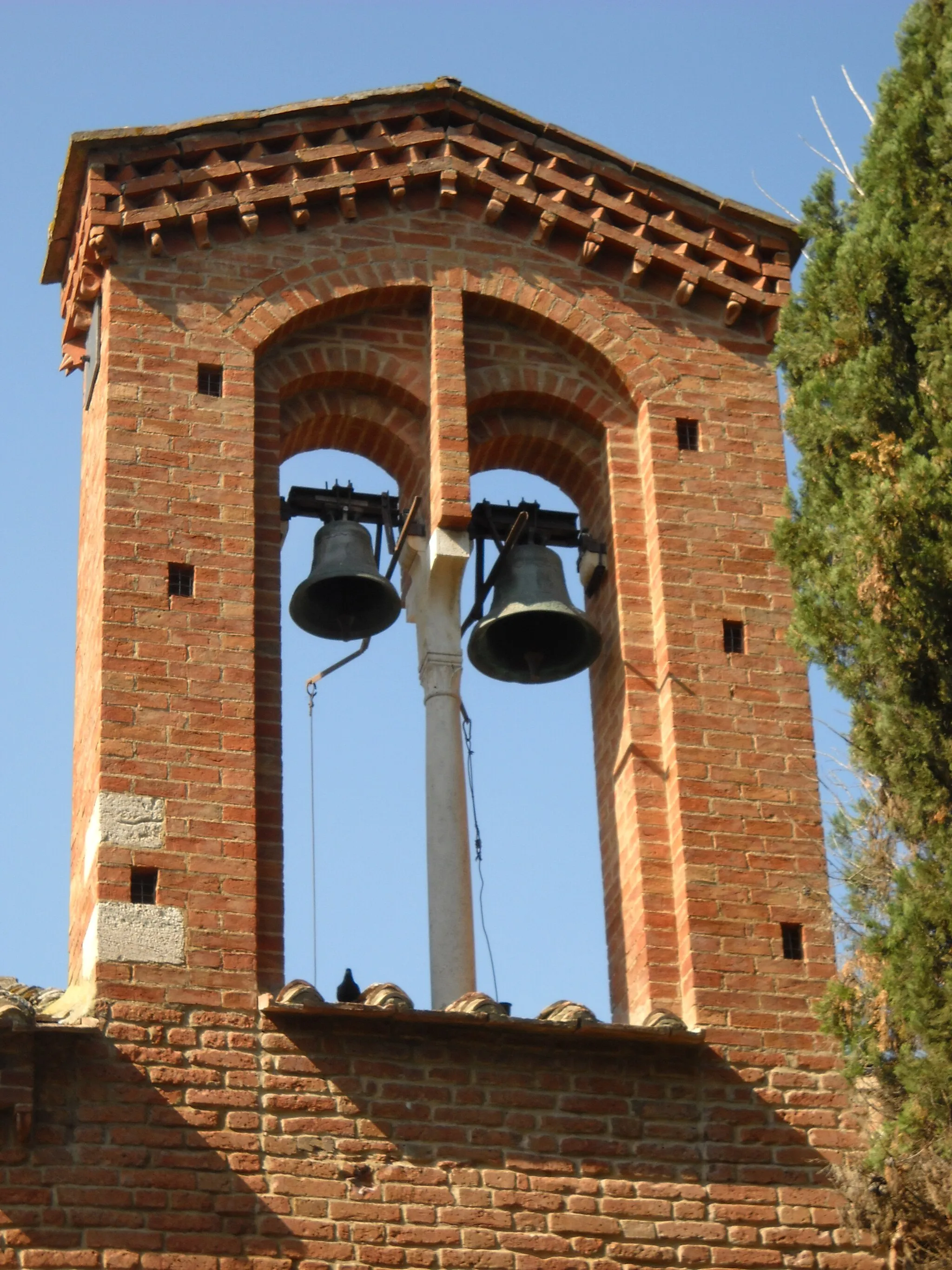 Photo showing: Il campanile a vela della chiesa di San Pietro in Villore a San Giovanni d'Asso, in provincia di Siena. Esso è costituito da una bifora sorretta da una colonna in marmo iscritta in una monofora con arco a sesto ribassato.