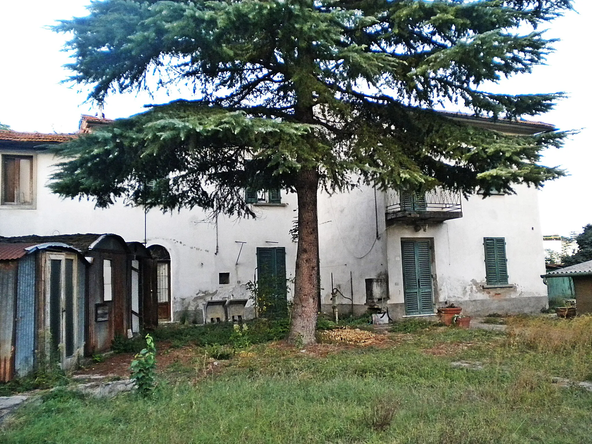 Photo showing: abandoned palace