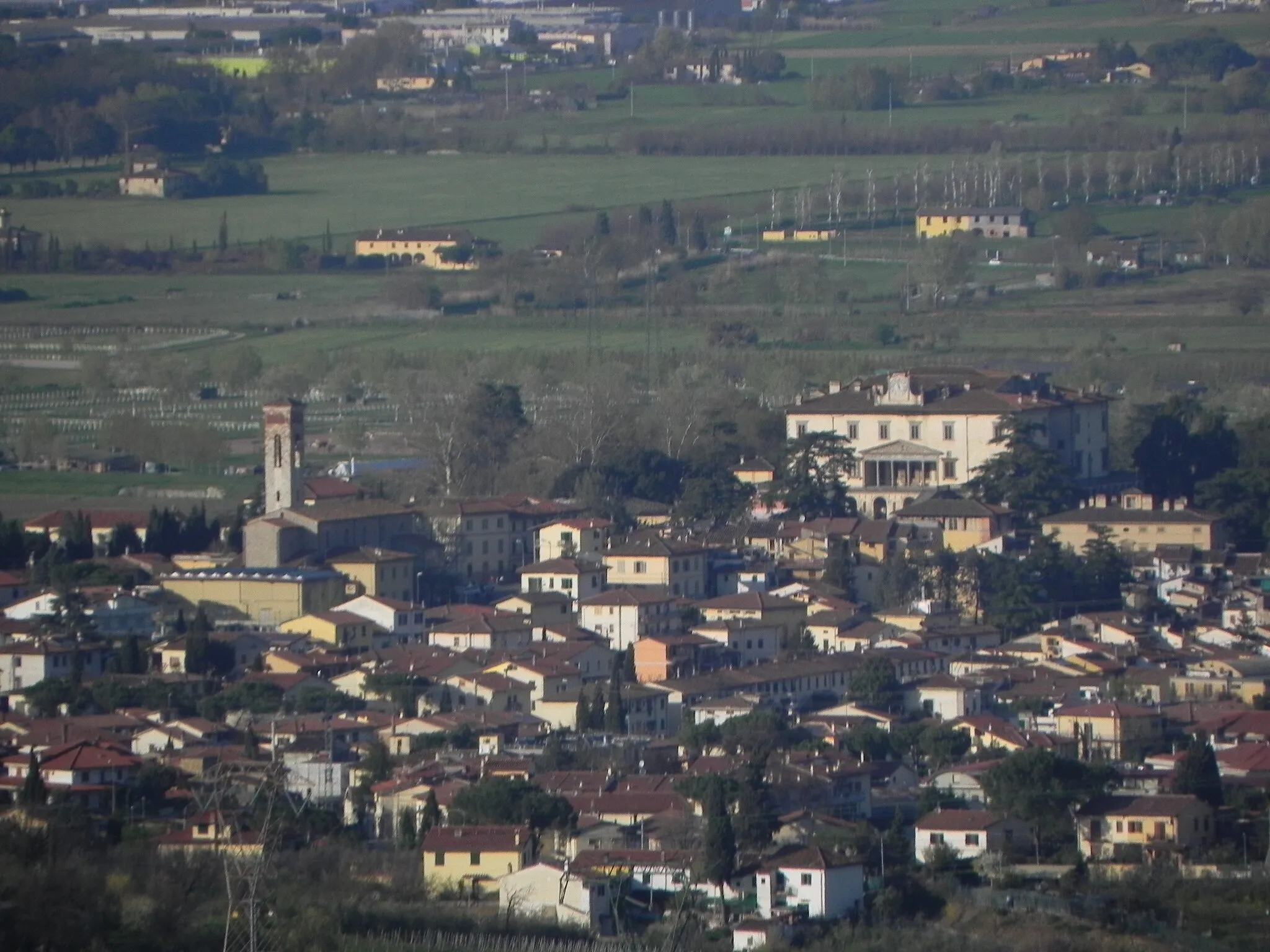 Photo showing: Vista di Poggio a Caiano da Artimino. Visibili a destra la Villa Medicea e a sinistra la chiesa di Poggio, sullo sfondo a sinistra visibili anche le Cascine di Tavola.
L'immagine è zoomata per inquadrare il paese.