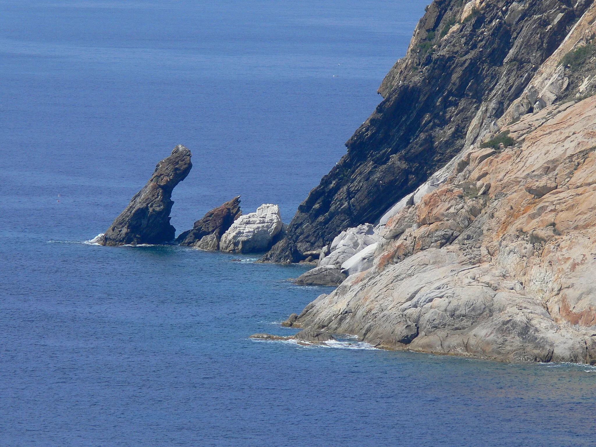 Photo showing: Rocky coast at Chiessi.