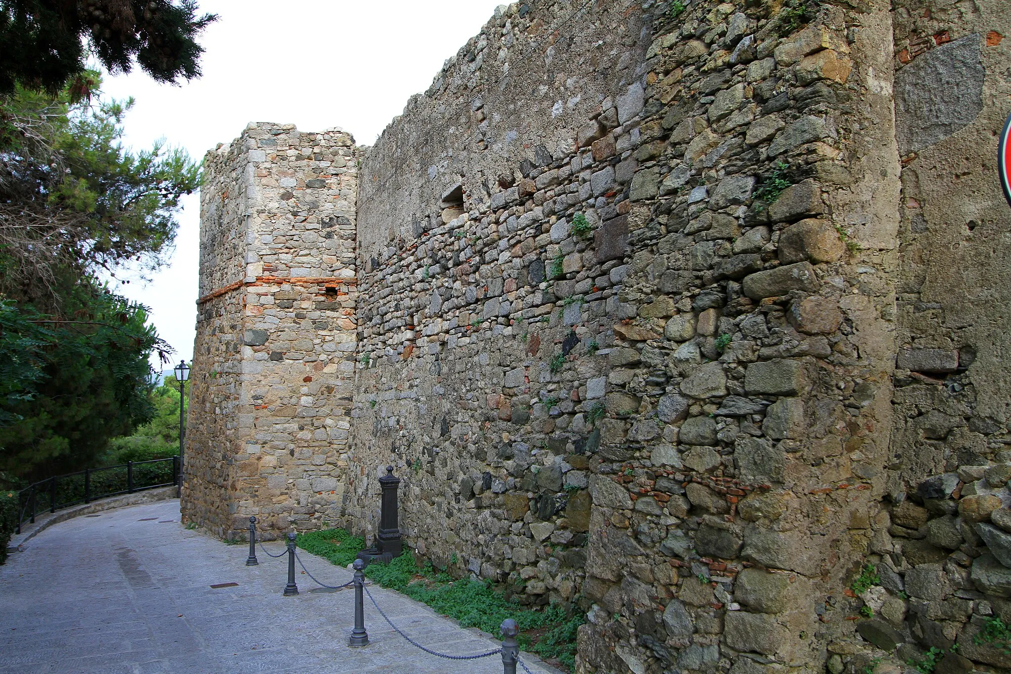 Photo showing: Mura pisane di Sant'Ilario (Elba)