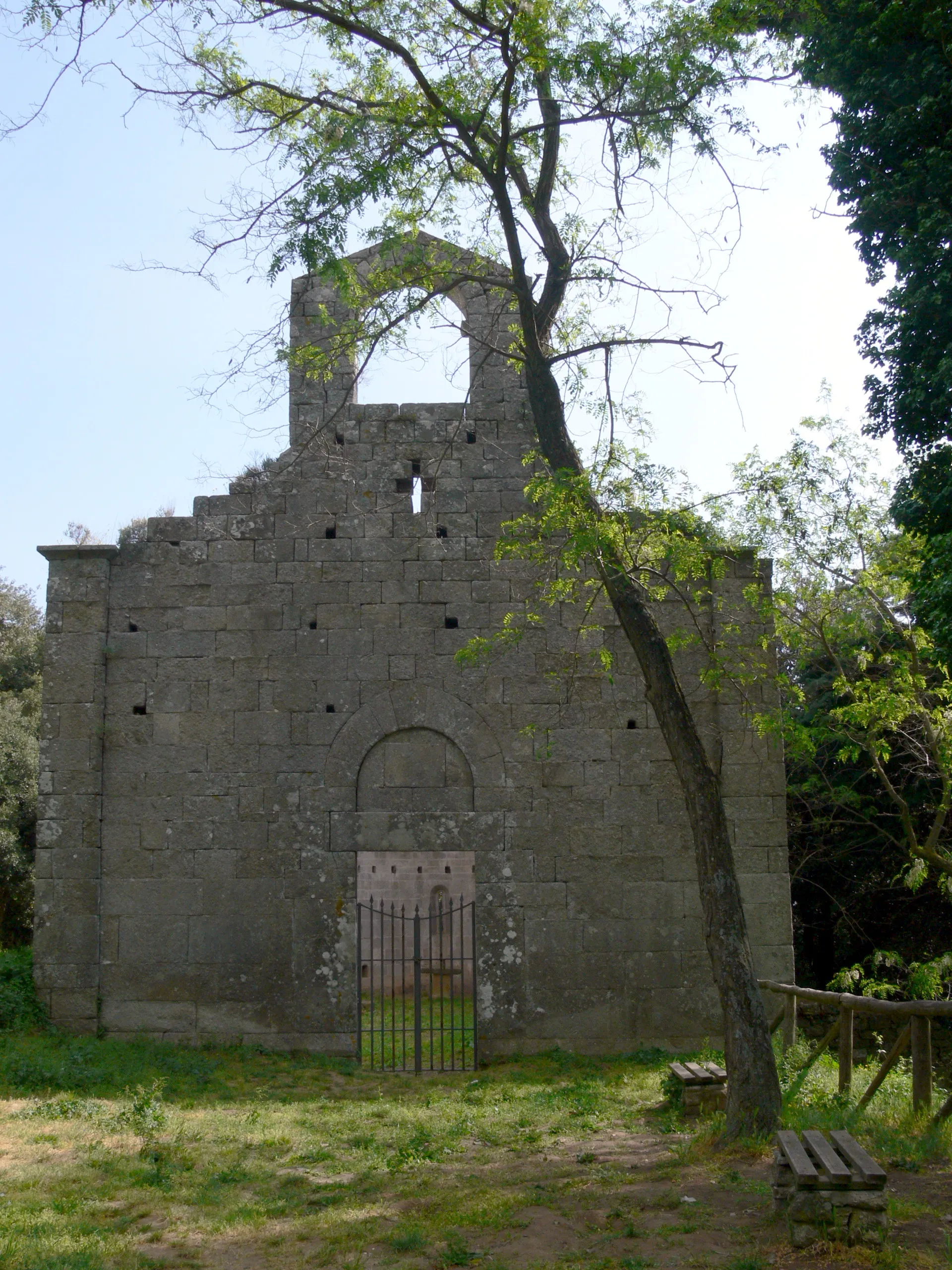 Photo showing: Church ruin of San Giovanni ( Elba ): Facade.