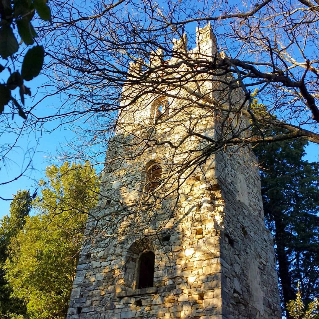 Photo showing: Torre neomedievale a pianta quadrata