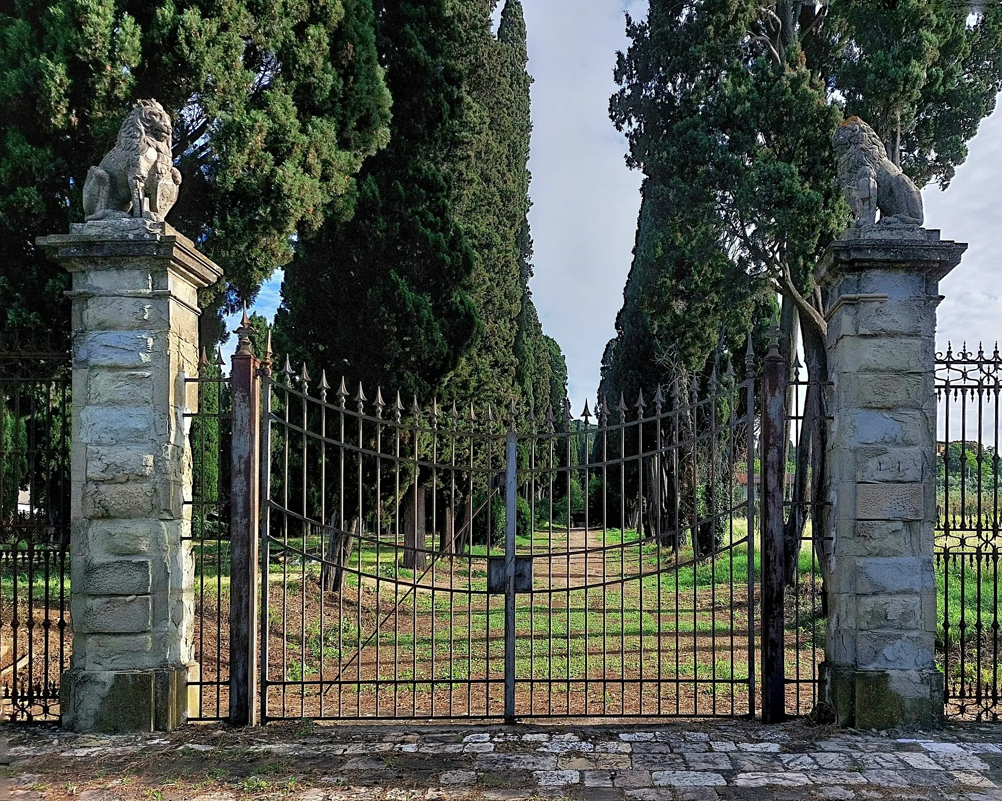 Photo showing: Gate of Villa Le Falle, with columns surmounted by Leone Marzocco who in the Florentine Republic represented the symbol of popular power