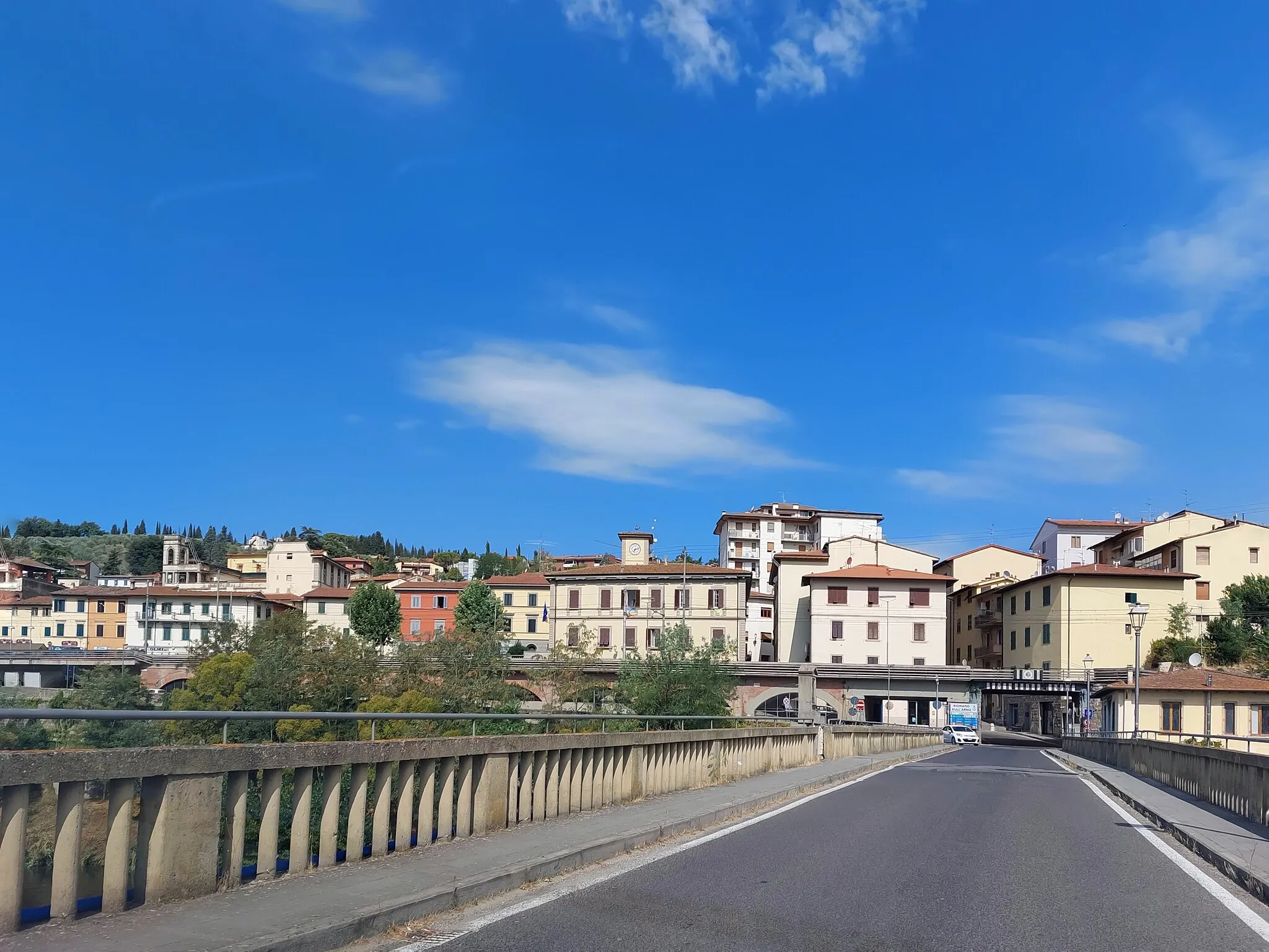 Photo showing: Rignano sull'Arno seen from the Ponte Mediceo