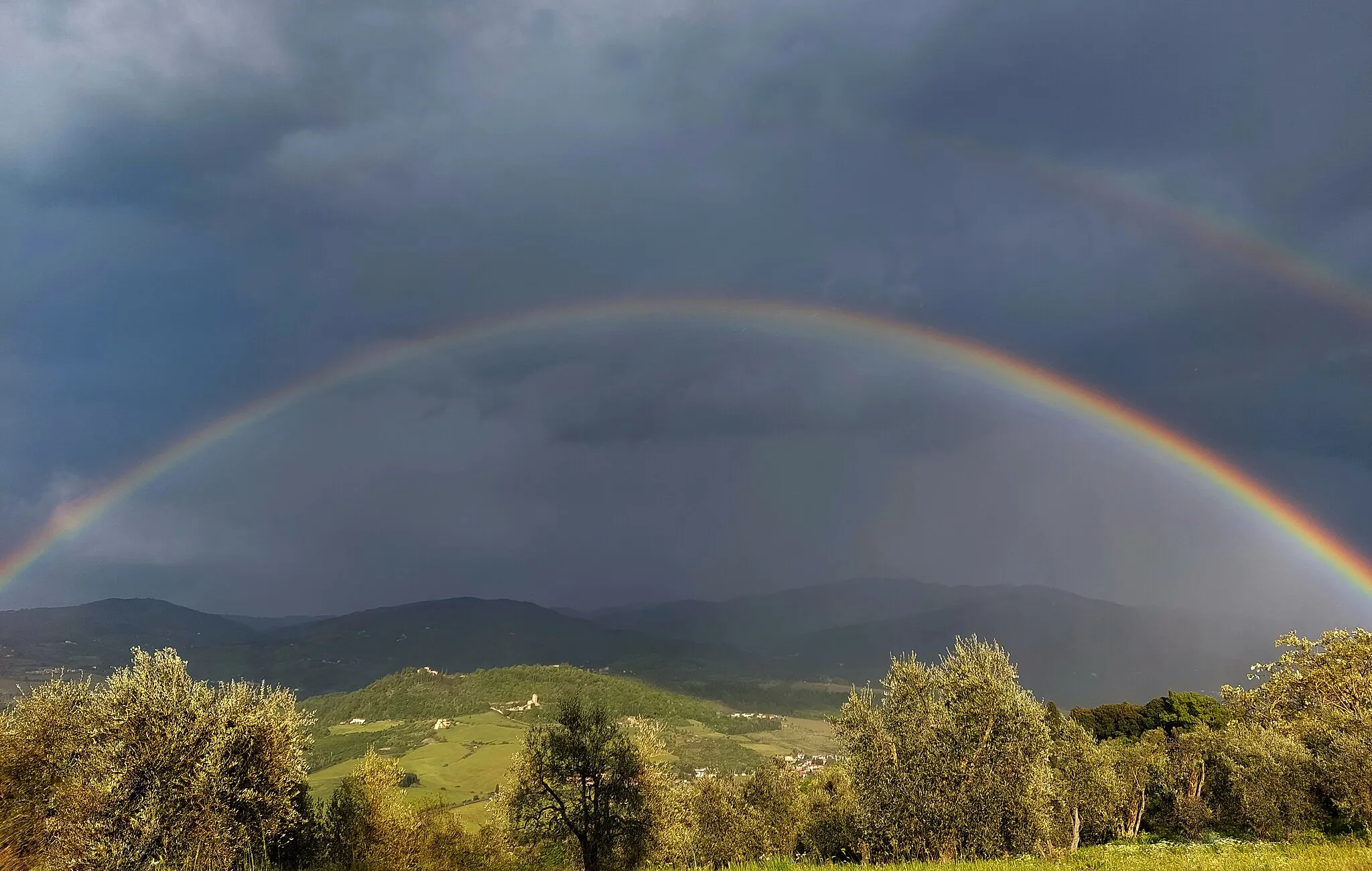 Photo showing: Double rainbow over the Pratomagno, seen from Volognano - Rignano sull'Arno