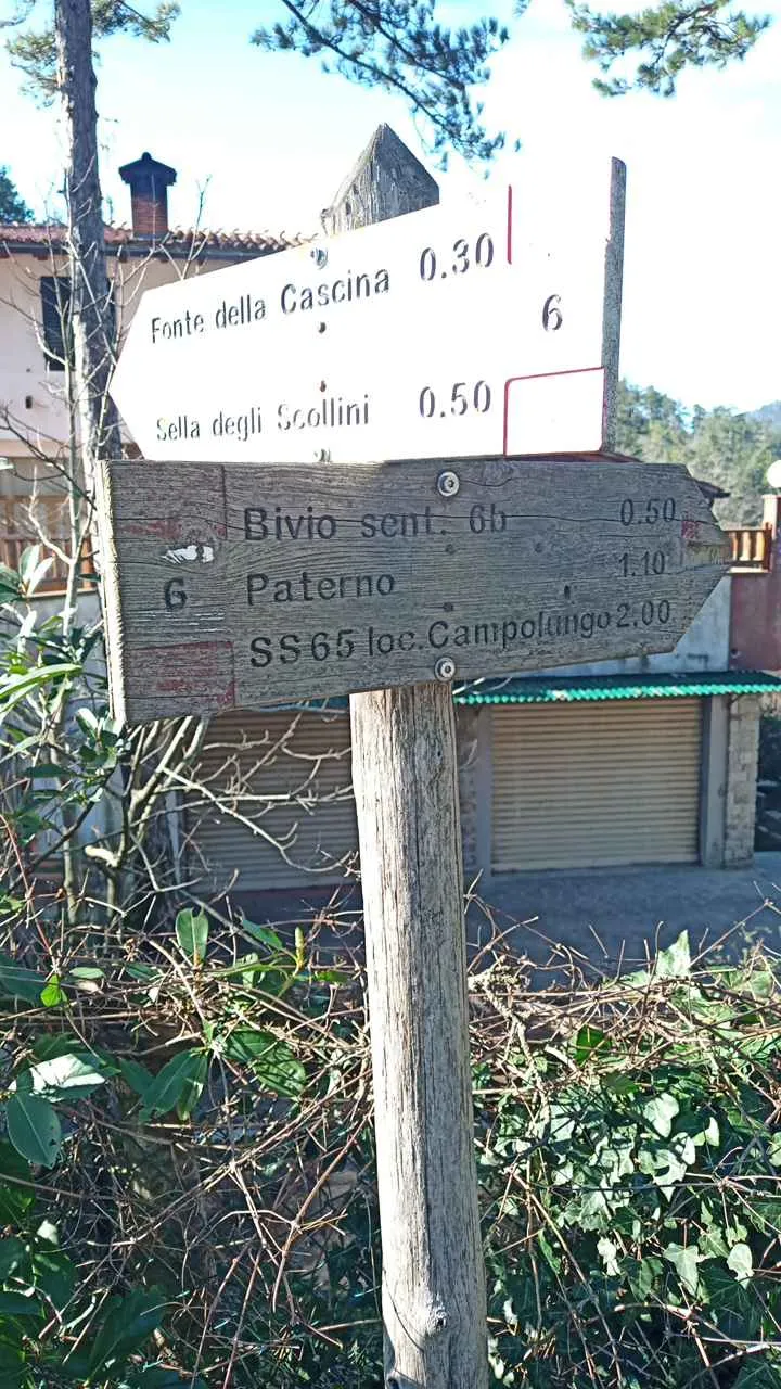 Photo showing: Segnavia sentiero CAI 606, sezione di Sesto Fiorentino, posto in Monte Morello presso il piazzale di Ceppeto - Ceppeto