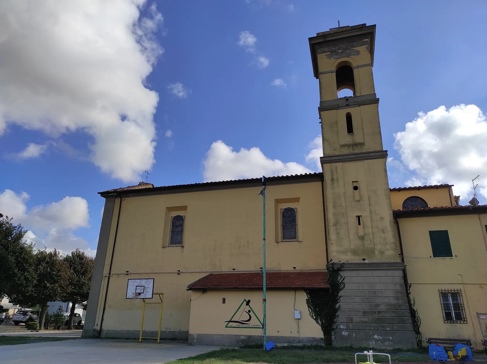 Photo showing: Chiesa di San Leonardo (Stagno, Collesalvetti). Vista con campanile da lato nord.