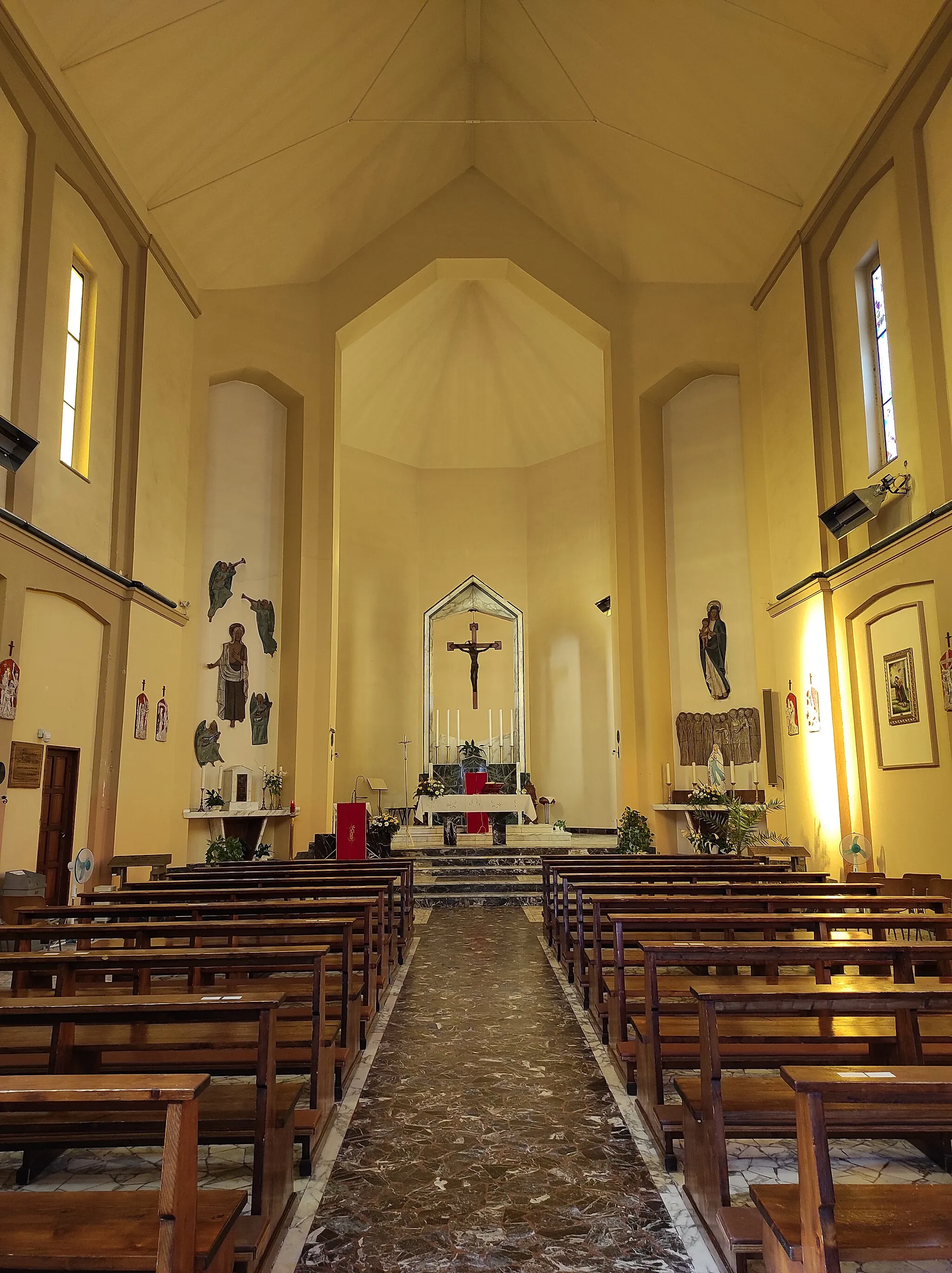 Photo showing: Interno della parrocchia di San Ranieri a Guasticce (Collesalvetti, provincia di Livorno).