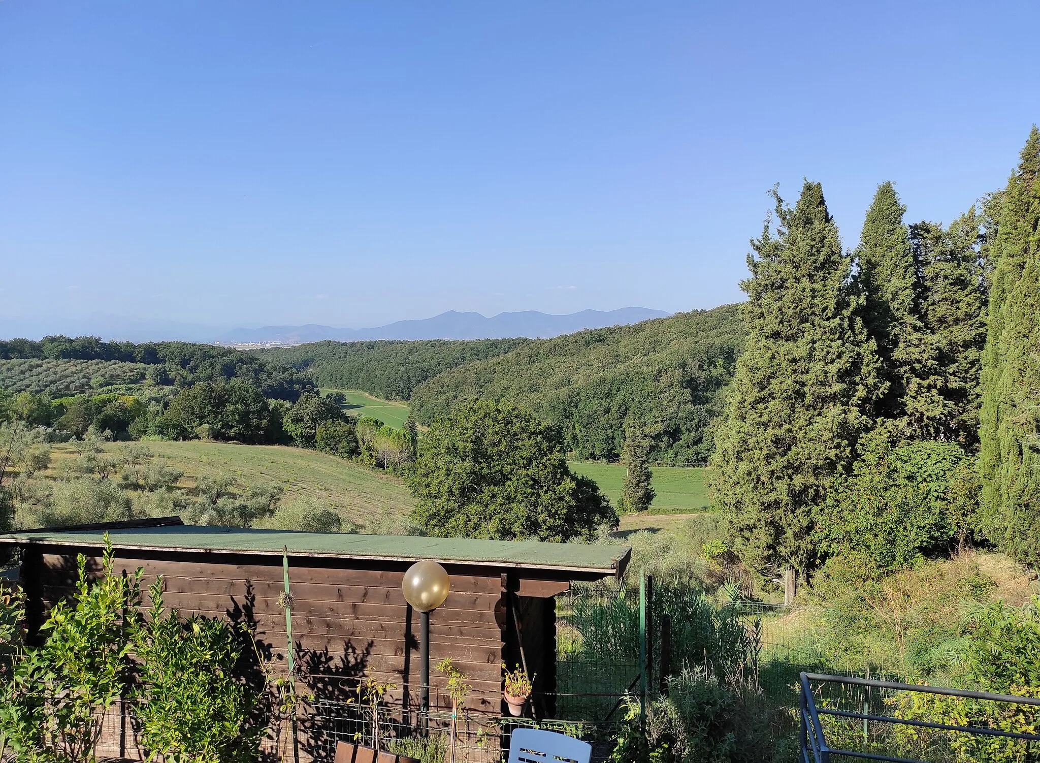 Photo showing: Vista panoramica in direzione nord dalla chiesa dei Santi Cosma e Damiano a Nugola, nel Comune di Collesalvetti.