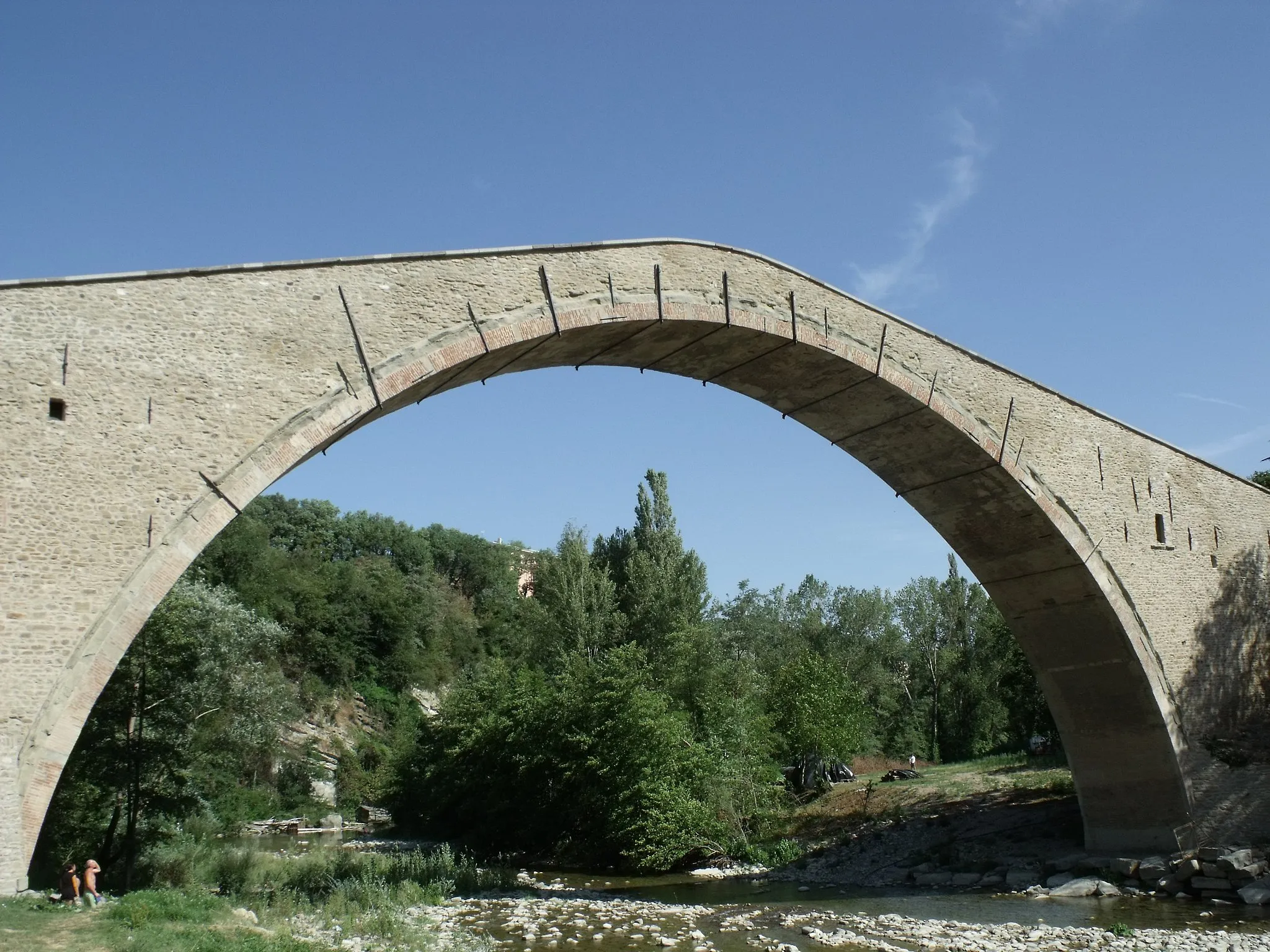 Photo showing: The Santerno River and the Bridge Ponte Alidosi in Castel del Rio, Province of Bologna, Emilia-Romagna, Italy