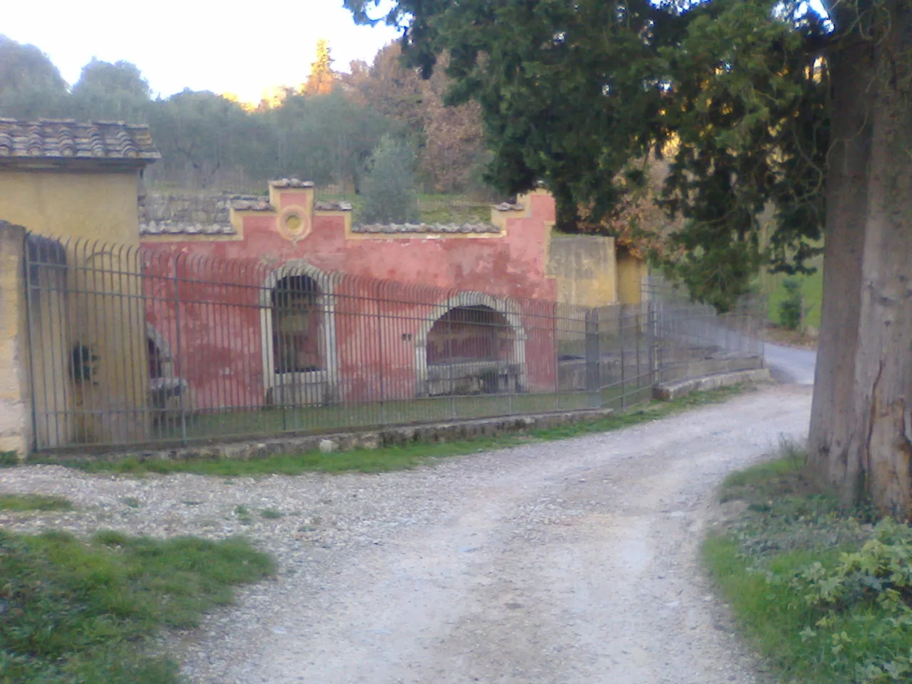 Photo showing: Fonte della Fata Morgana vista da Via dell'Ucellarone.