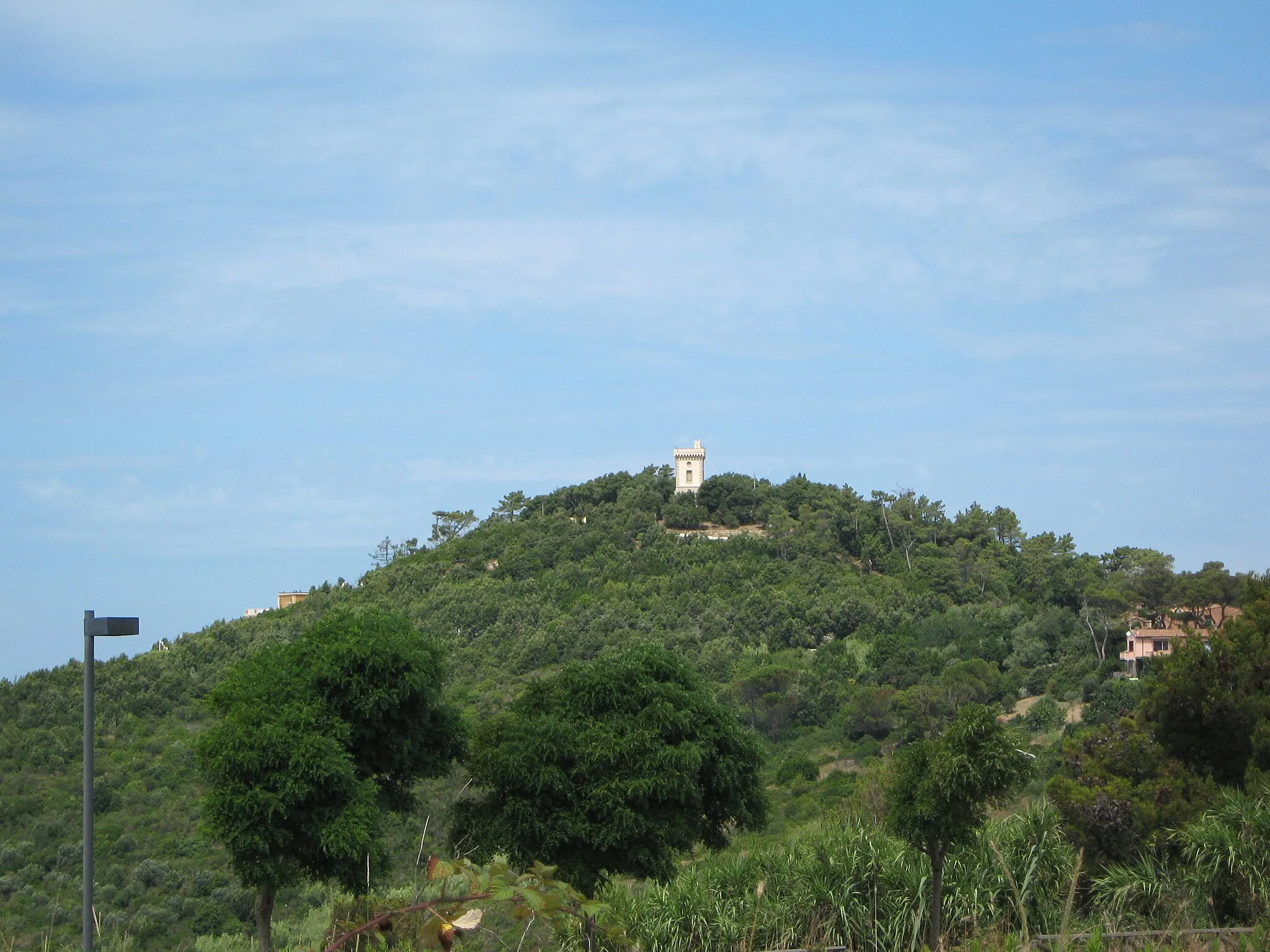 Photo showing: Livorno: frazione di Castellaccio. Sullo sfondo la torre neomedievale di Castel d'Oreto (noto anche come Villa Grower o Villa Pavolini)