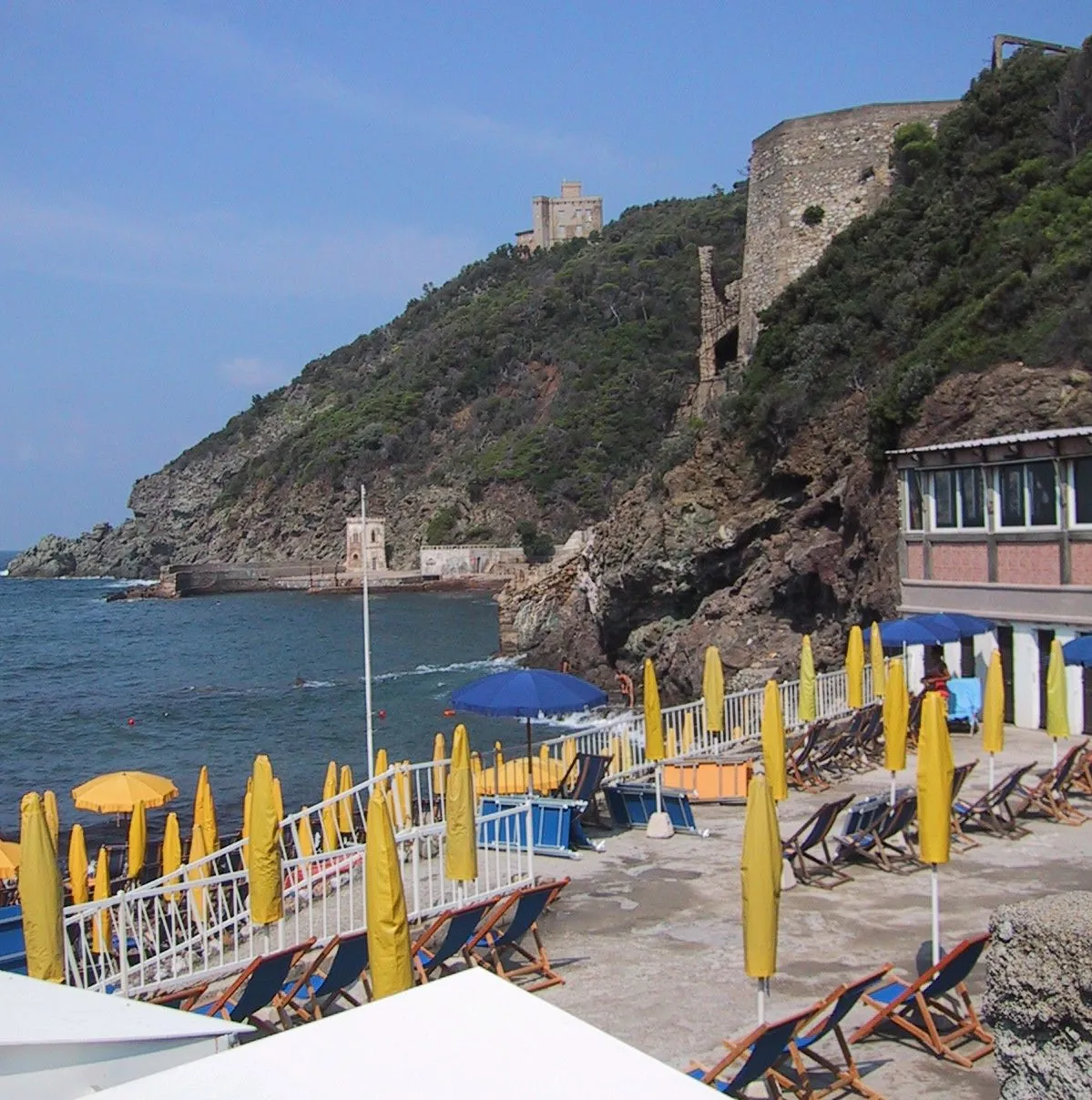 Photo showing: Porticciolo privato del castel Sonnino, Quercianella, Livorno, Tuscany, Italy.