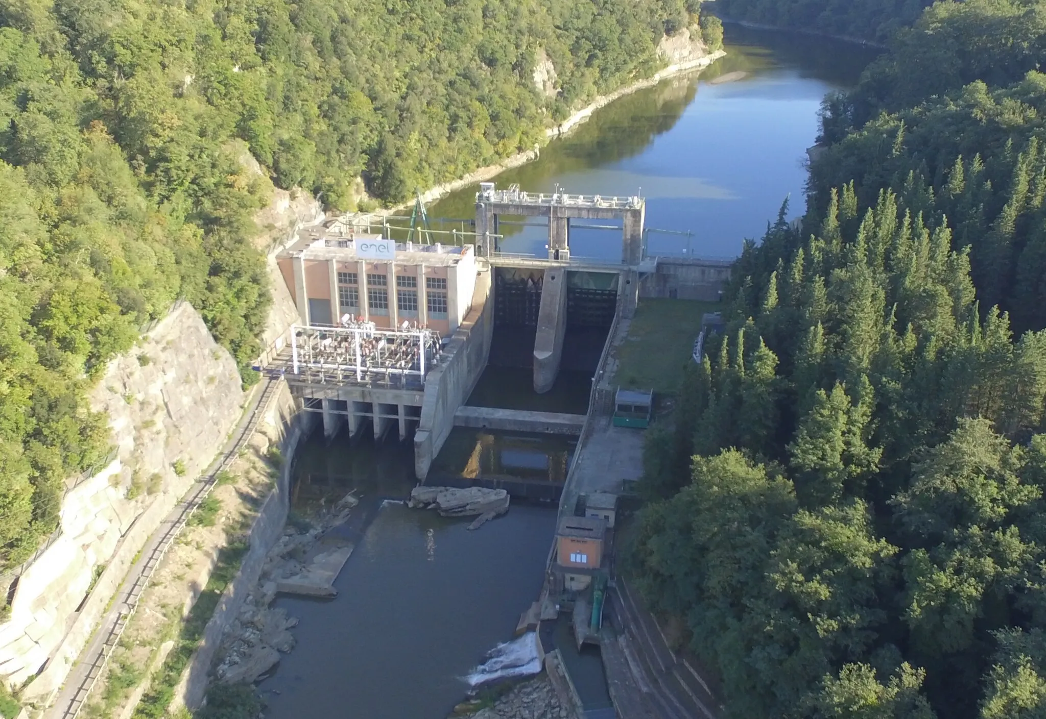Photo showing: La diga di Levane situata sull'asta principale del Fiume Arno in provincia di Arezzo, nei comuni di Montevarchi (presso la frazione di Levane)
