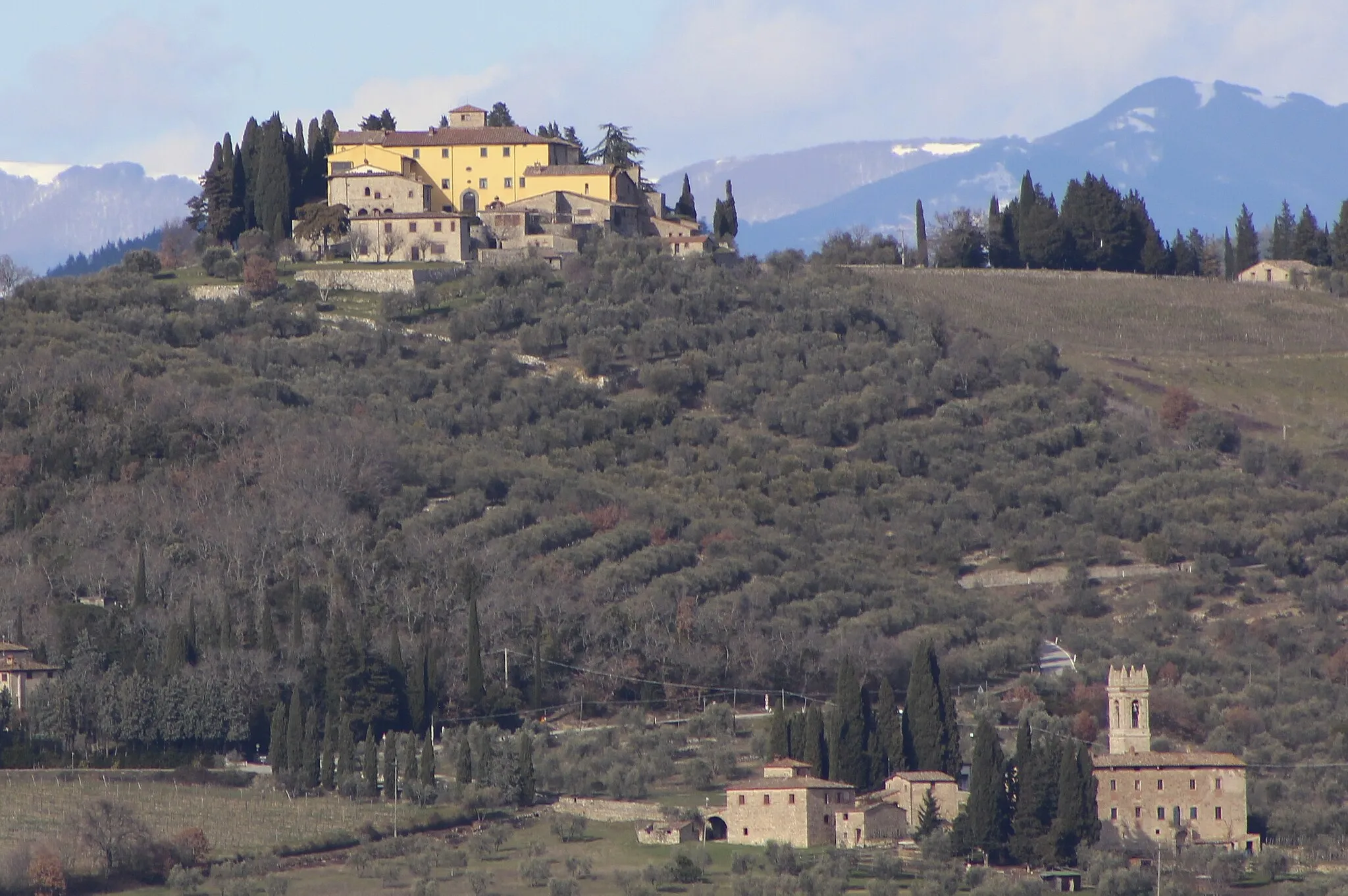 Photo showing: Above: Castle Castello di Cacchiano, below: San Marcellino (church in Monti), Gaiole in Chianti, Province of Siena, Tuscany, Italy