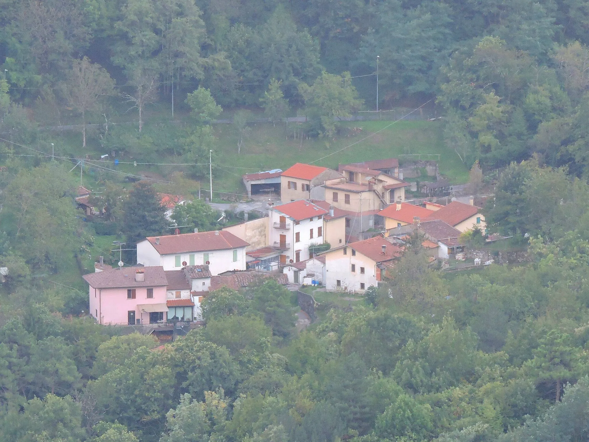 Photo showing: Cantagallo, vista di Chiusoli dal sentiero CAI 416