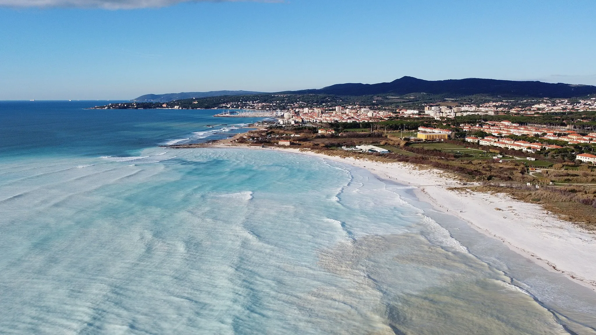 Photo showing: Le tipiche spiagge bianche nei pressi dello stabilimento Solvey di Rosignano