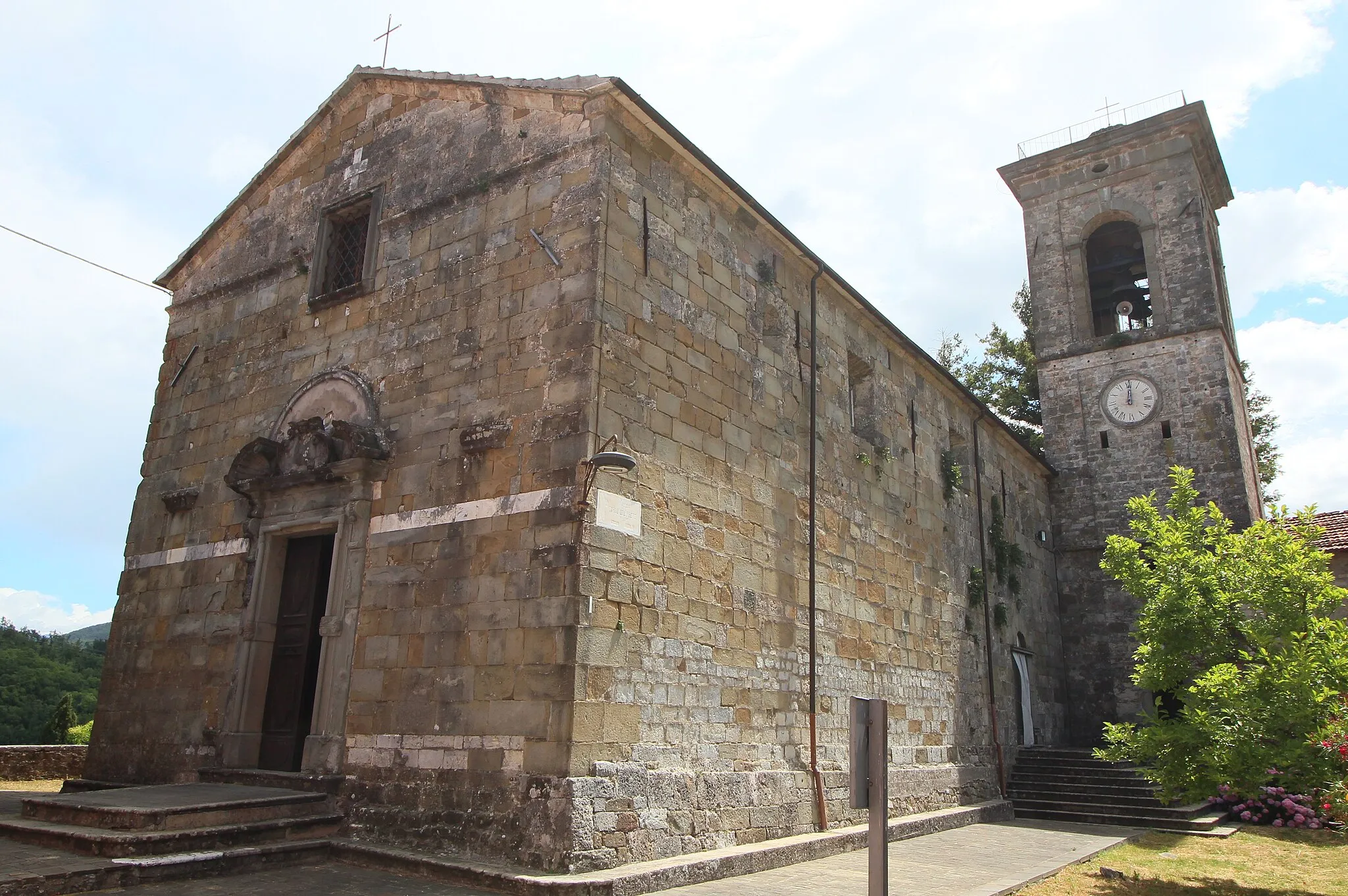 Photo showing: church San Michele Arcangelo, Monte dei Bianchi, hamlet of Fivizzano, Tuscany, Italy