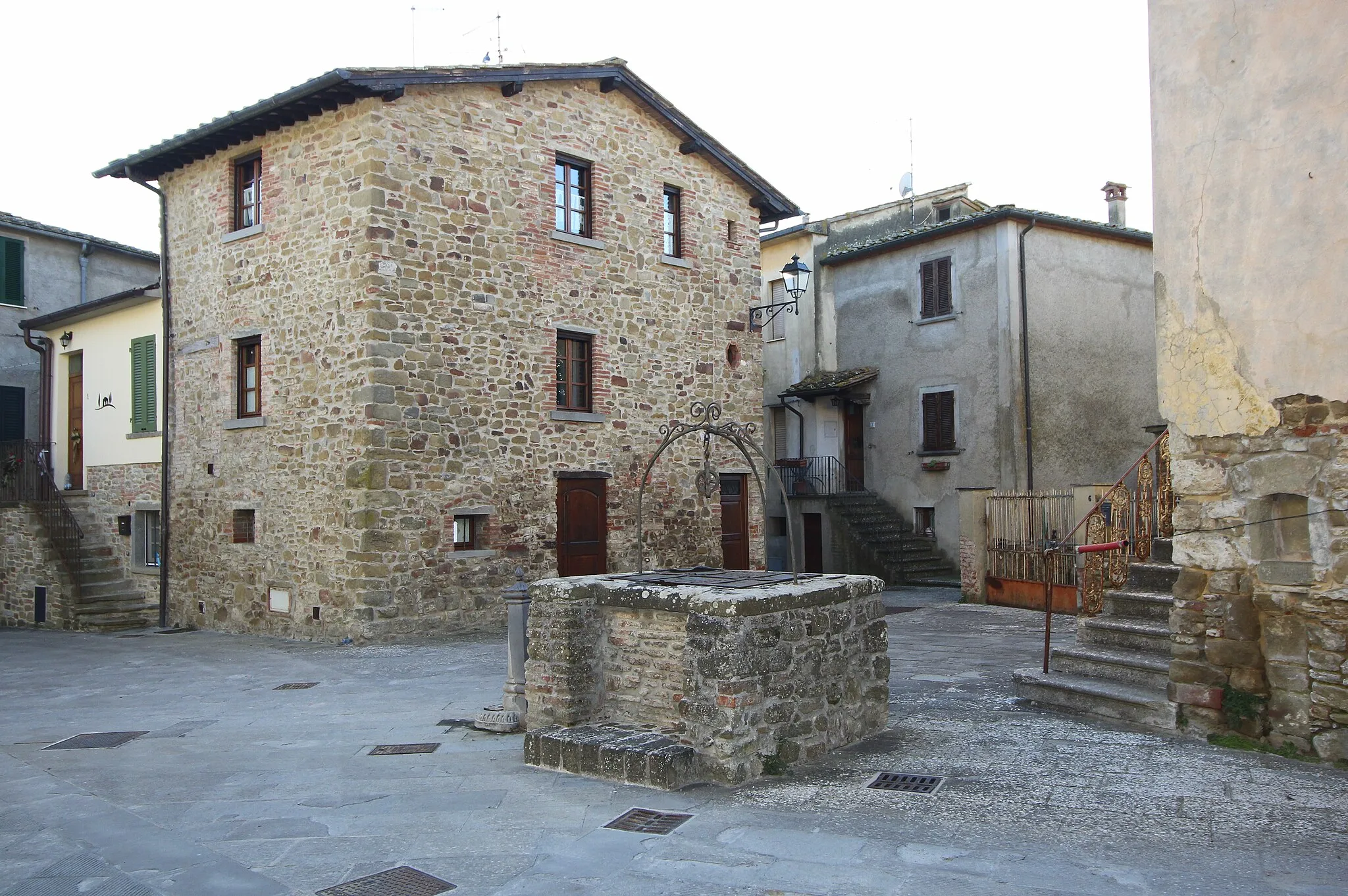 Photo showing: urban square "Piazza alta", Ciggiano, hamlet of Civitella in Val di Chiana, Province of Arezzo, Tuscany, Italy