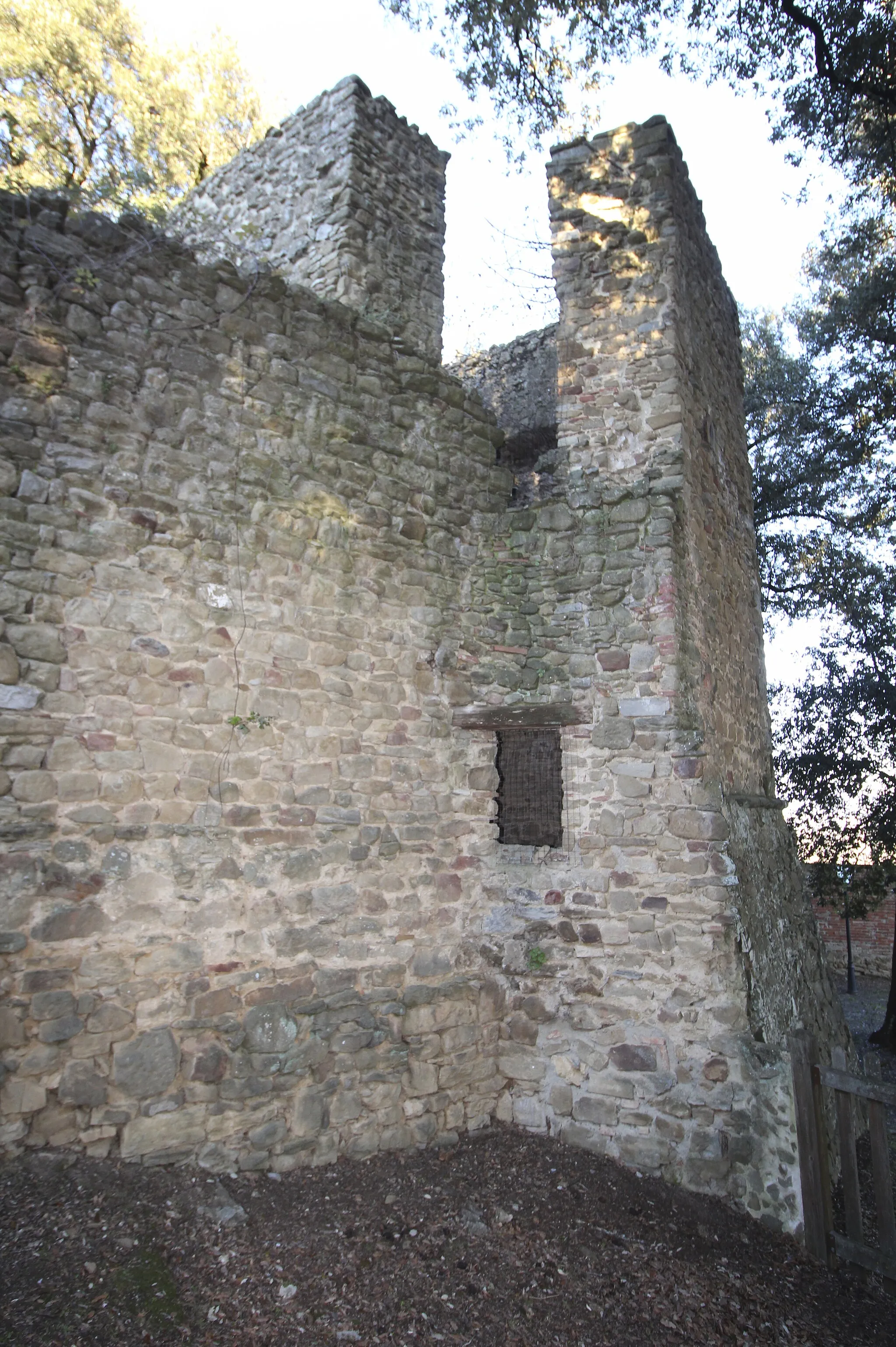 Photo showing: Defensive walls of Oliveto, hamlet of Civitella in Val di Chiana, Province of Arezzo, Tuscany, Italy