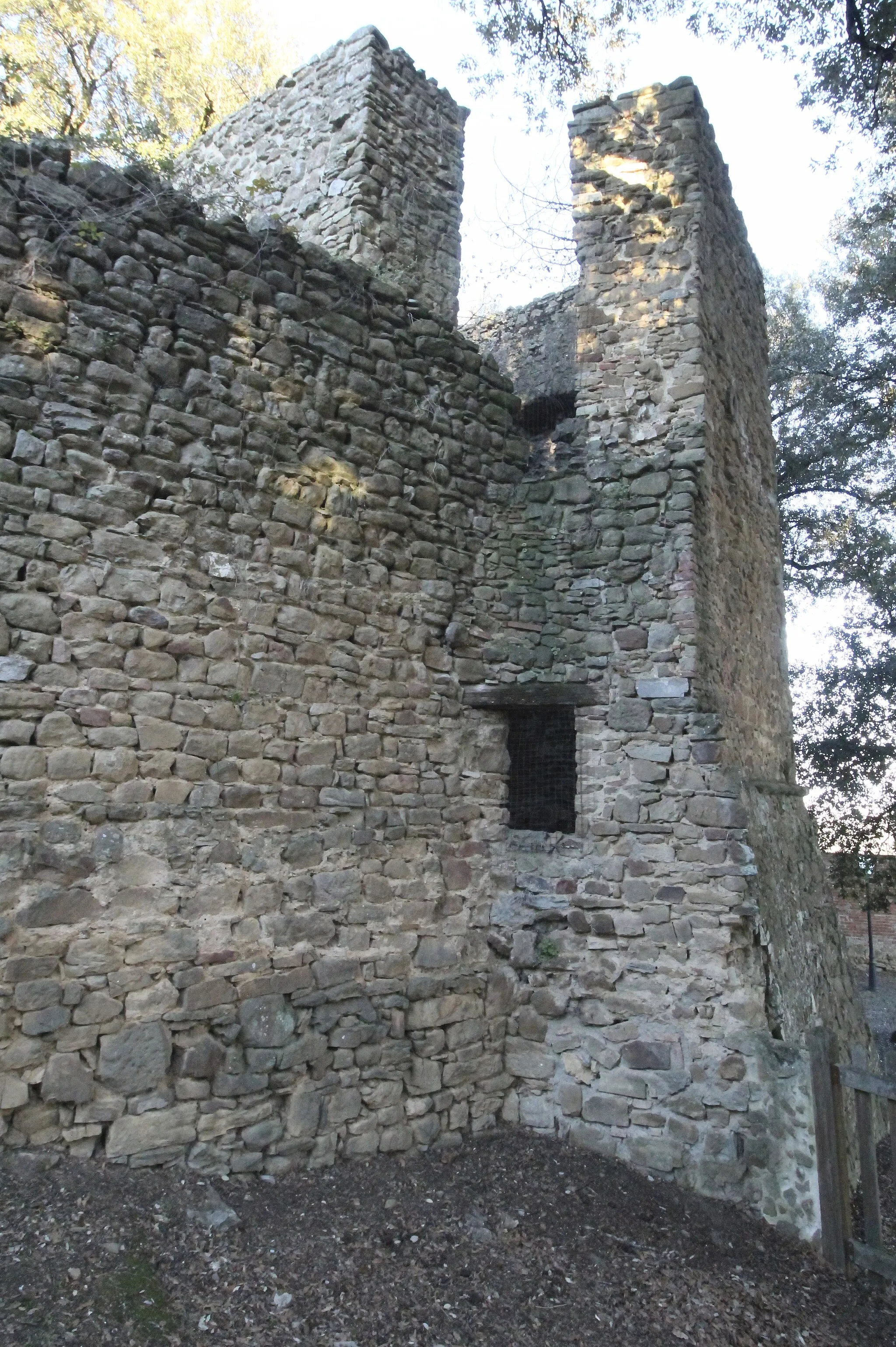 Photo showing: Defensive walls of Oliveto, hamlet of Civitella in Val di Chiana, Province of Arezzo, Tuscany, Italy