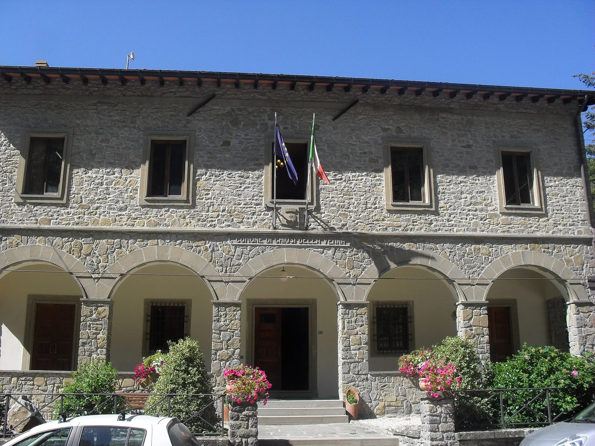 Photo showing: Facciata del palazzo del comune di Chiusi della Verna