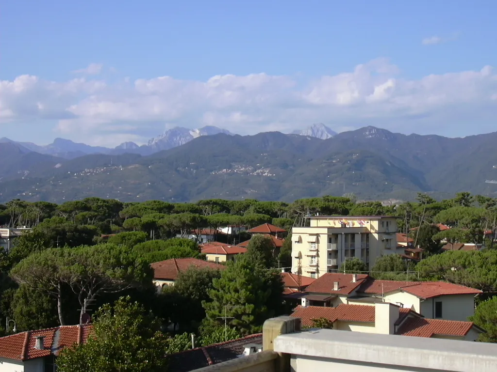 Photo showing: Alpi Apuane, from Marina di Pietrasanta