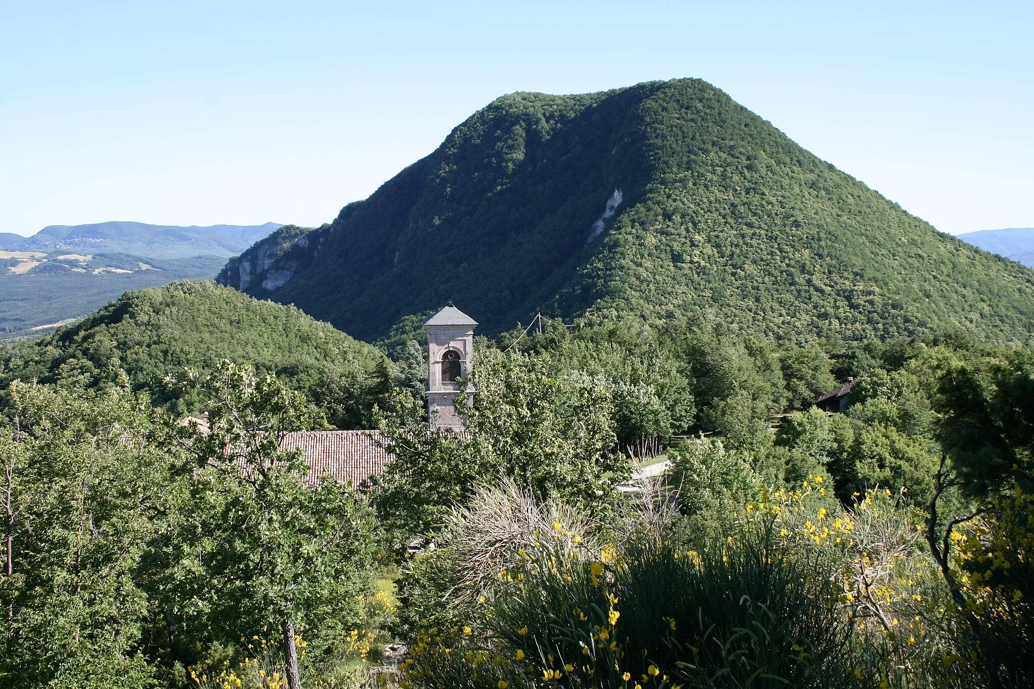 Photo showing: Il campanile di S. Maria di Montovolo e, sullo sfondo, il Monte Vigese