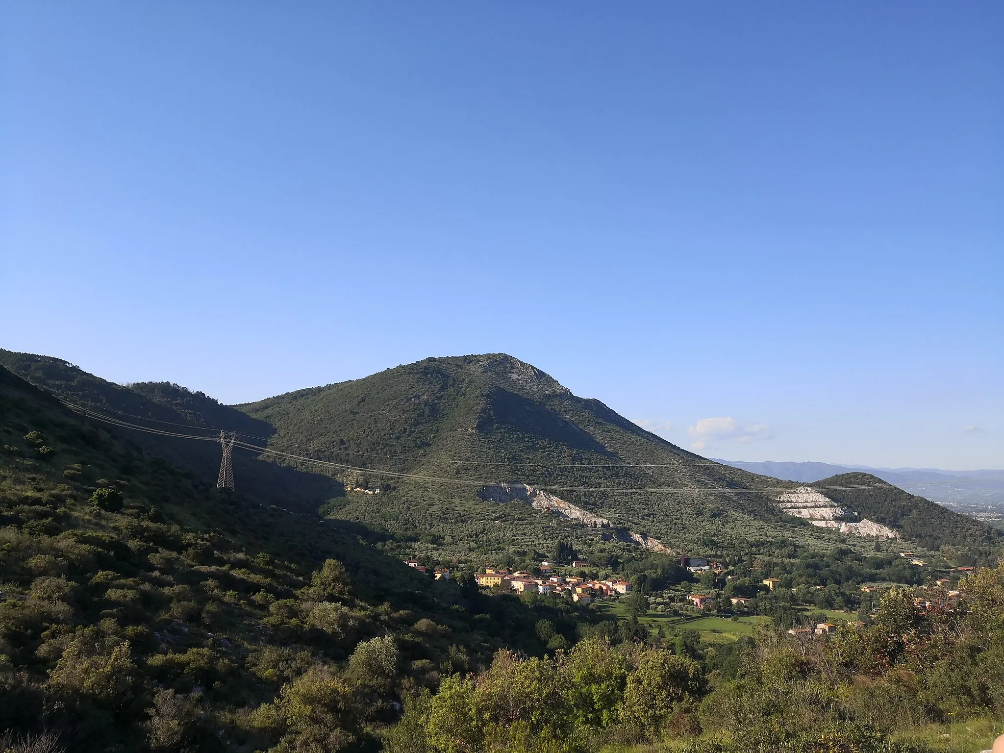 Photo showing: Vista verso nord-nord-est dal Passo Croce in un pomeriggio primaverile. Ben visibili nell'immagine sono, in primo piano, alcune abitazioni della frazione di Santa Maria del Giudice e  il Monte Moriglione di Penna.