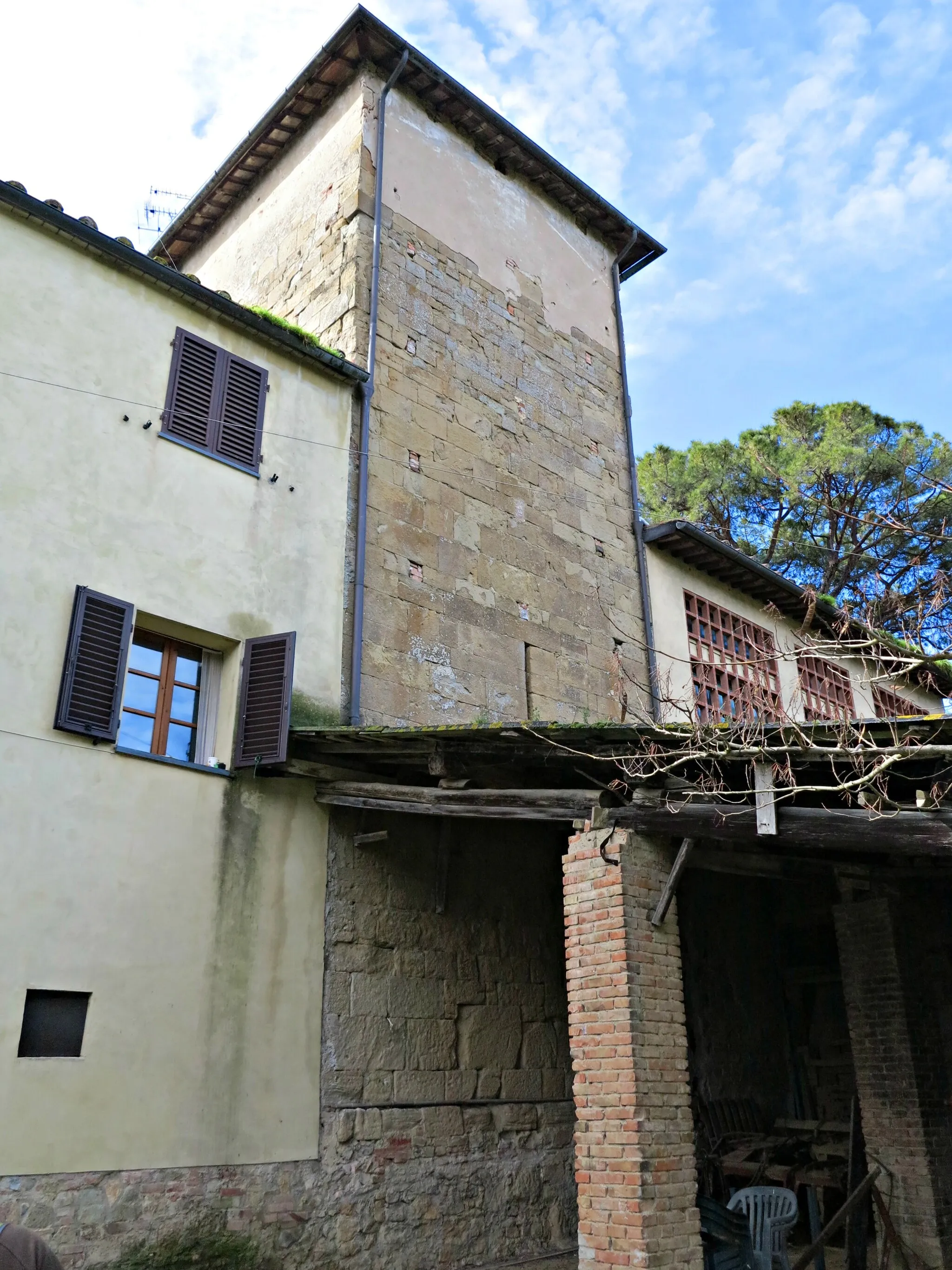 Photo showing: Resti della torre campanaria dell'Abbazia del Santo Sepolcro e Santa Maria a Elmi