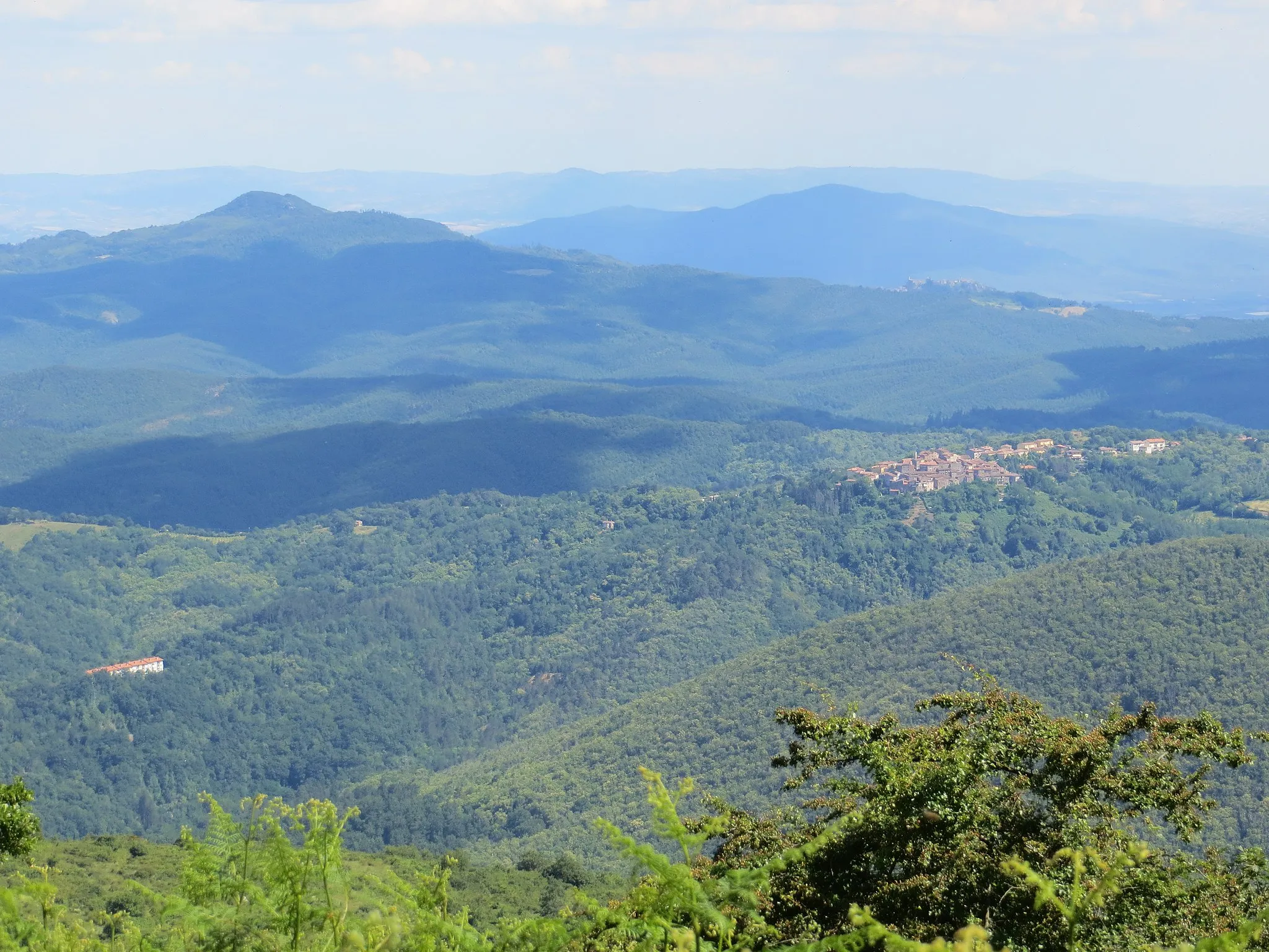 Photo showing: Boccheggiano visto dal Poggio di Montieri. Sullo sfondo Roccatederighi e, a sinistra, il Sassoforte.