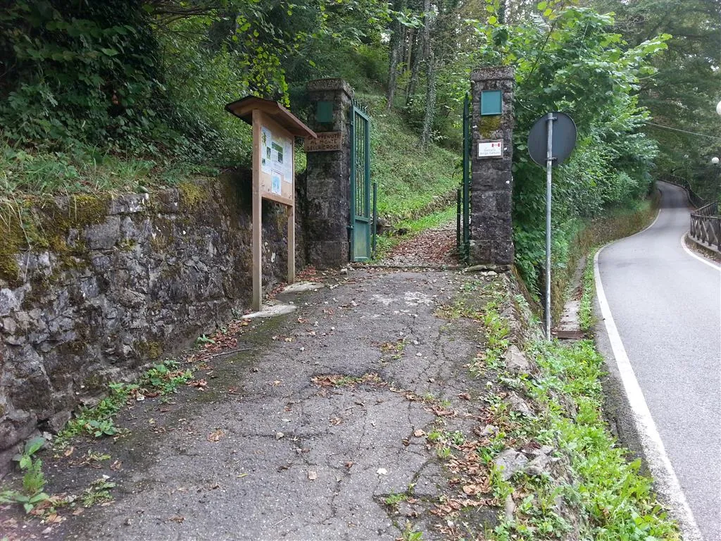 Photo showing: Cancello di accesso al sentiero CAI 101A "Arrigo Carboni" per il Monte della Croce di Porretta Terme.