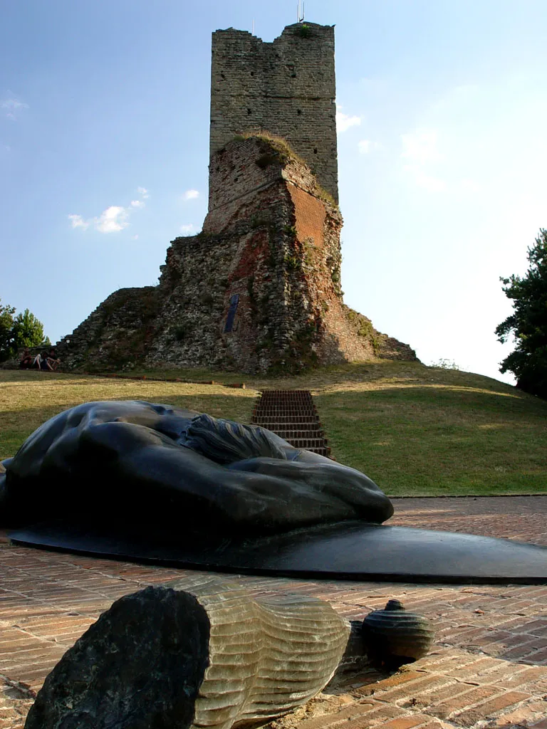 Photo showing: La Rocca di Monte Battaglia e, in primo piano, il monumento in bronzo alla pace tra i popoli