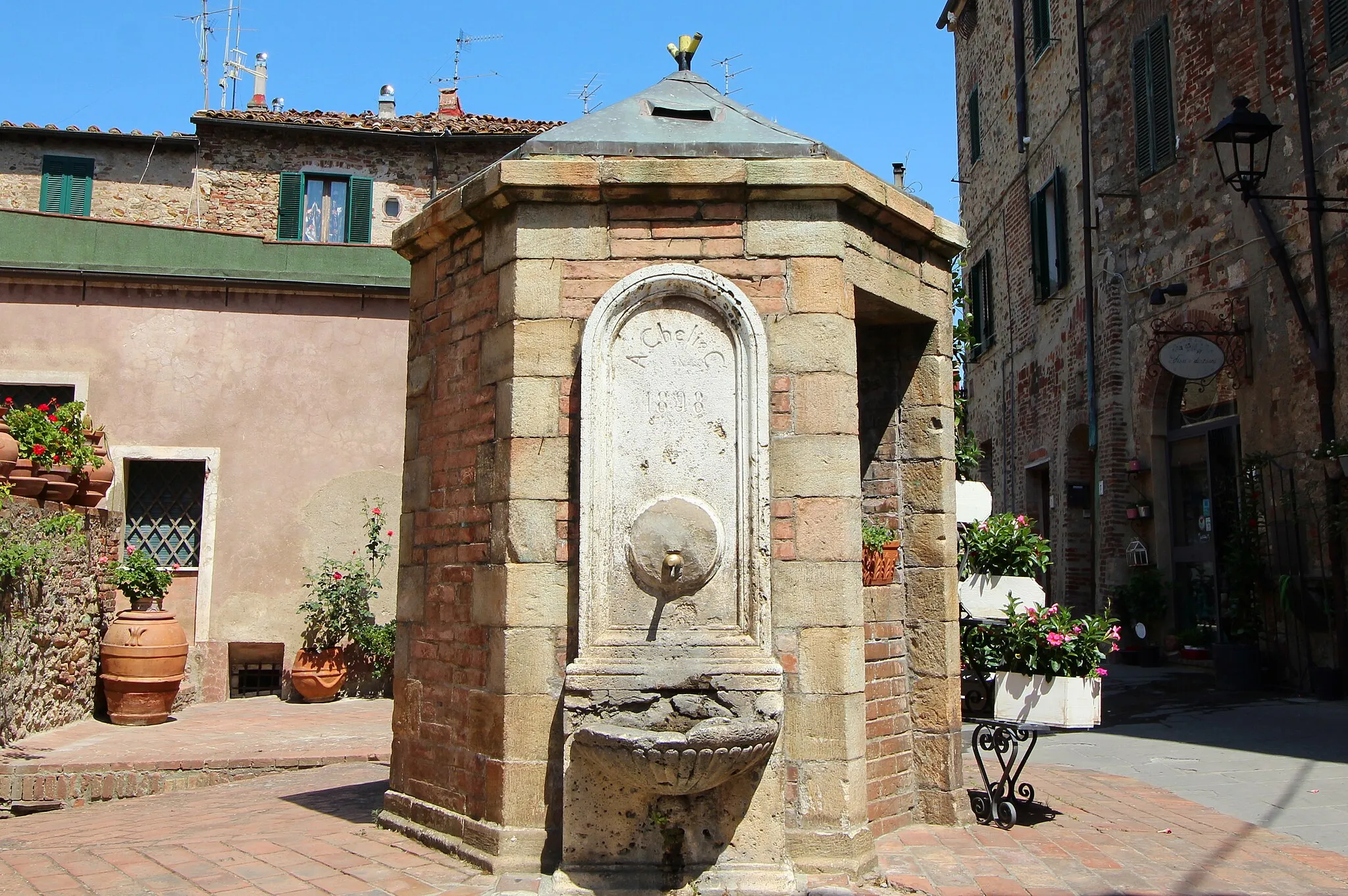 Photo showing: Pozzo di Civitella Marittima, fountain in the city center of Civitella Marittima, hamlet of Civitella Paganico, Province of Grosseto, Tuscany, Italy