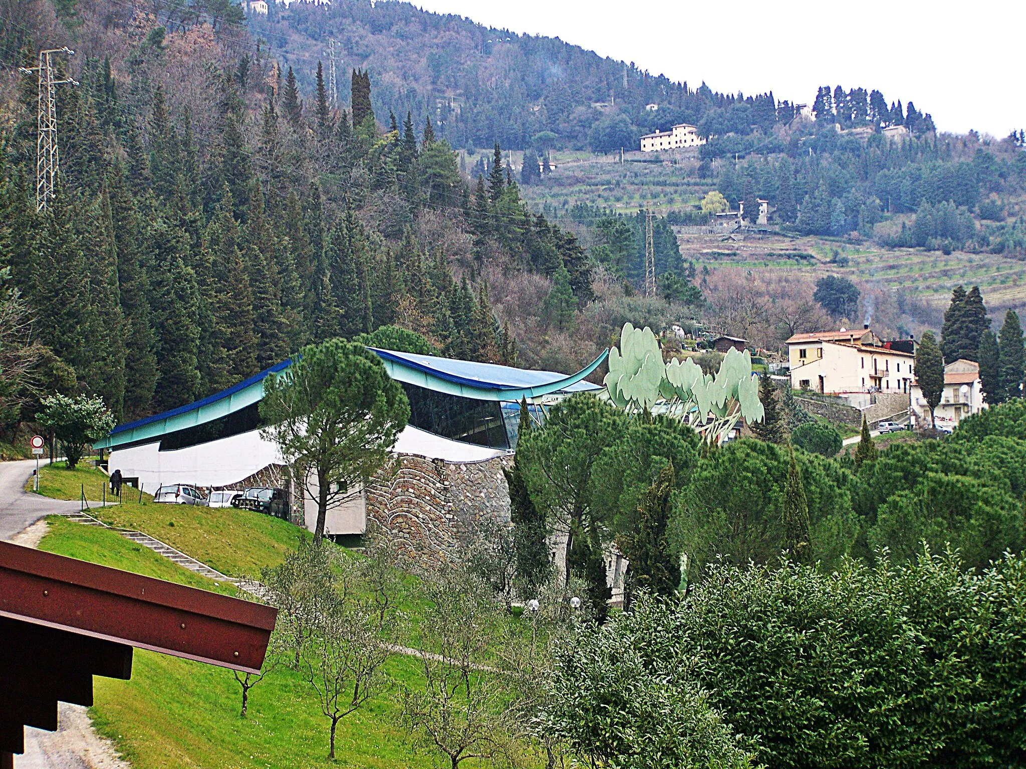 Photo showing: Palestra di Carmignanello in primo piano a sinistra, a destra il piccolo borgo di Presentino, in alto sullo sfondo la villa Novellucci di Gricigliana