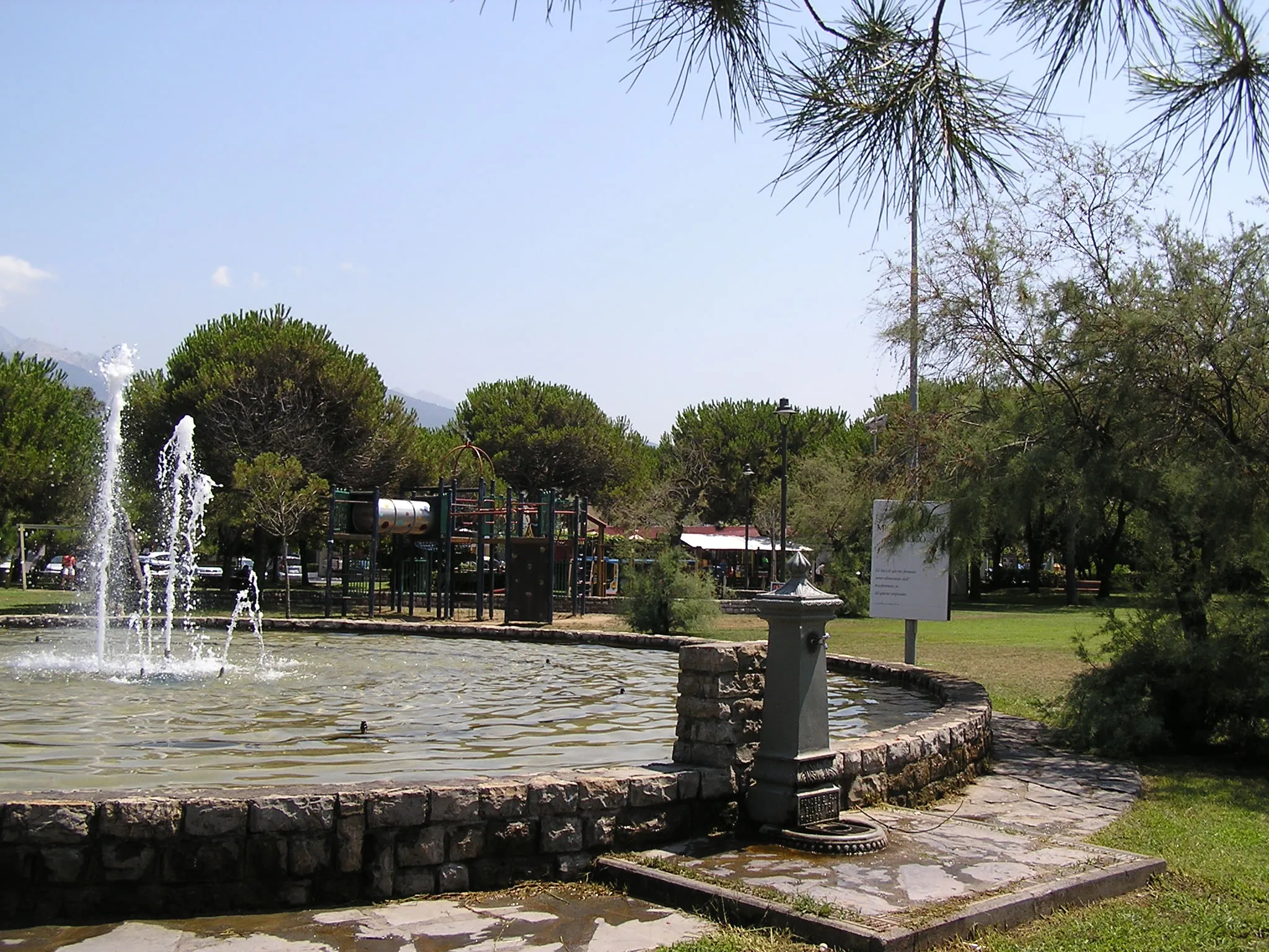 Photo showing: La Piazza di Ronchi di Massa, con la fontana ed i giochi per i bambini.