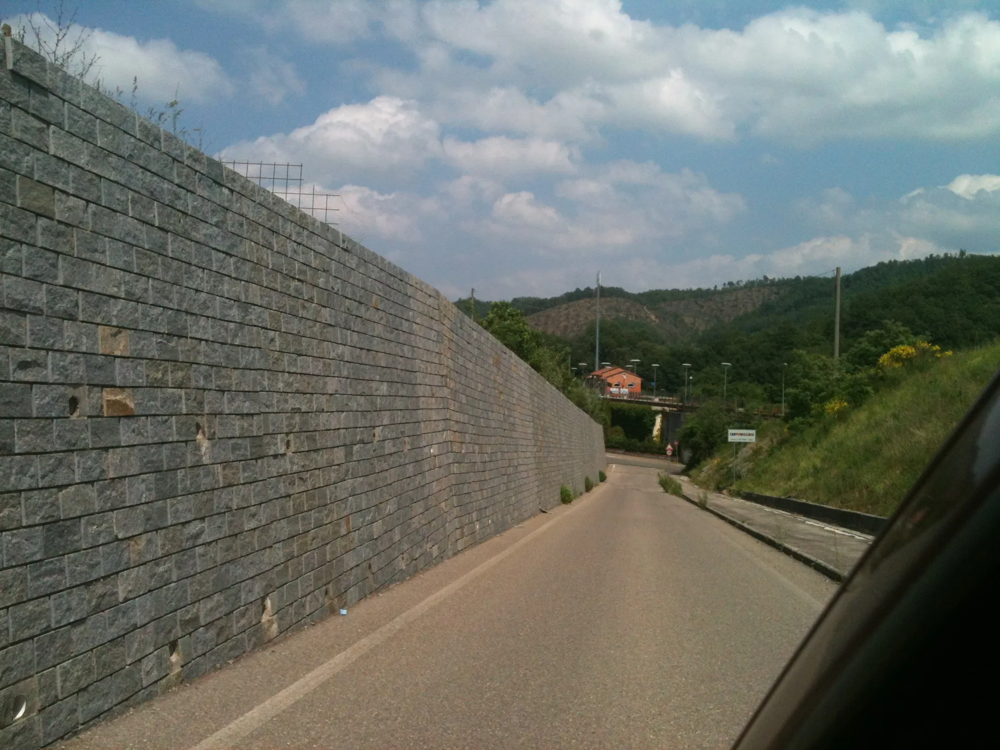 Photo showing: strada di accesso da Statale 65 della Futa alla frazione Campomigliaio di San Piero a Sieve
