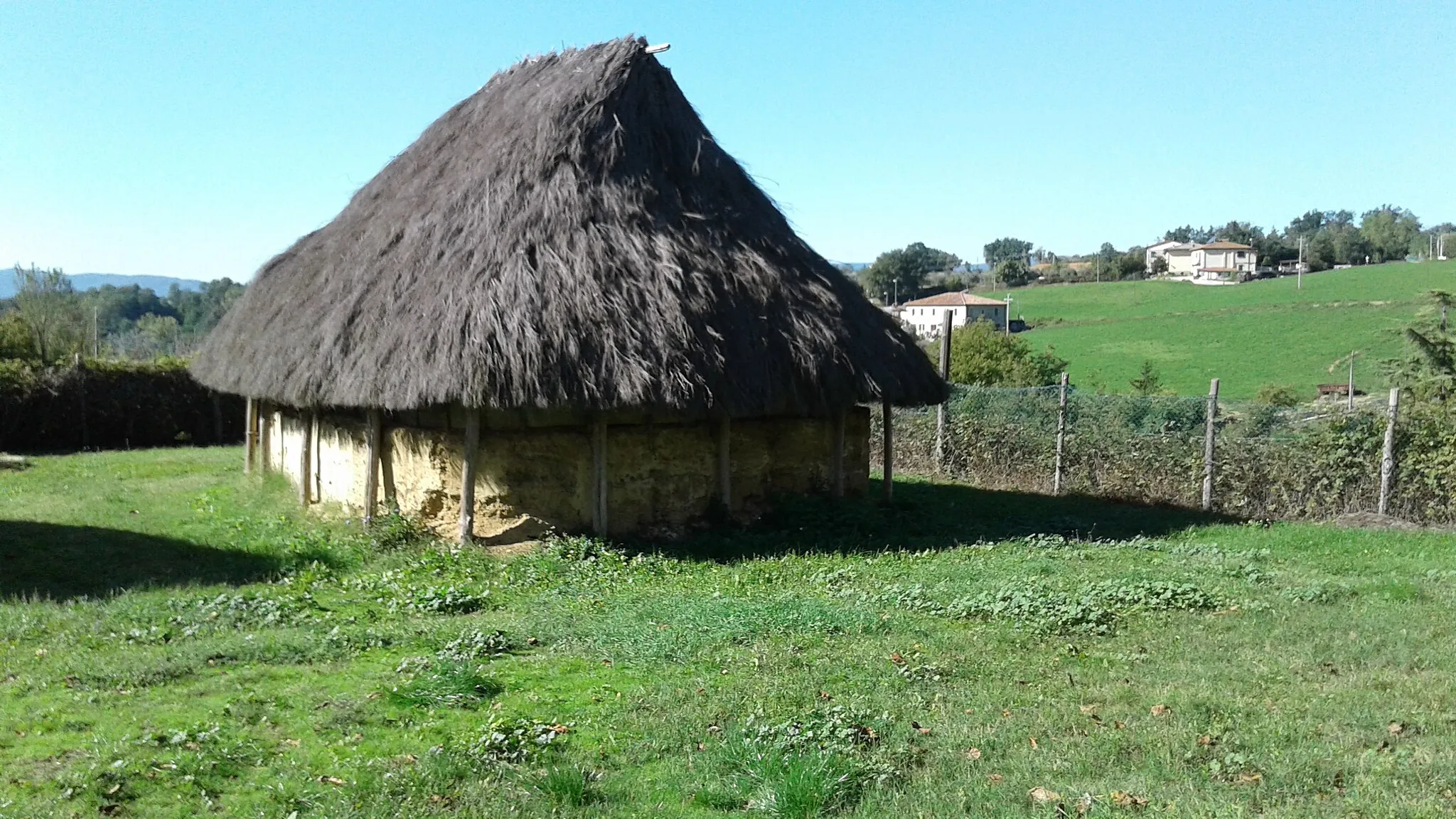 Photo showing: Ricostruzione di capanna preistorica