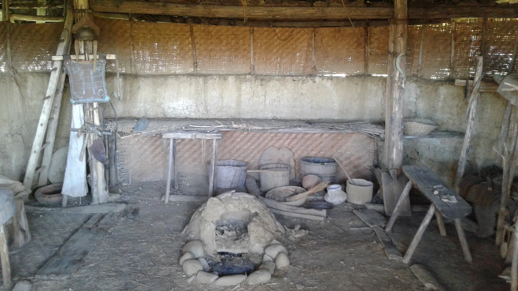 Photo showing: Ricostruzione dell'interno di una capanna preistorica