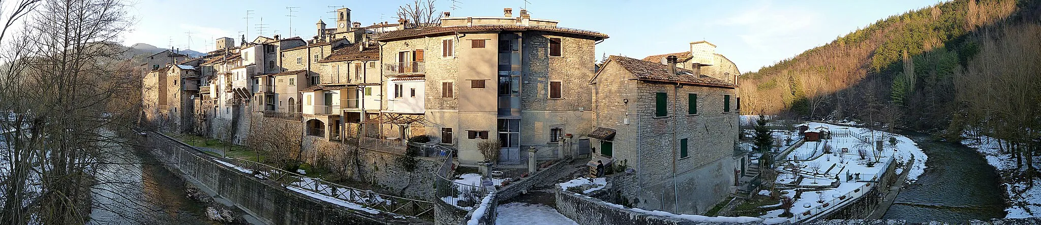 Photo showing: Portico di Romagna: vista dell'abitato dal ponte della Maestà.