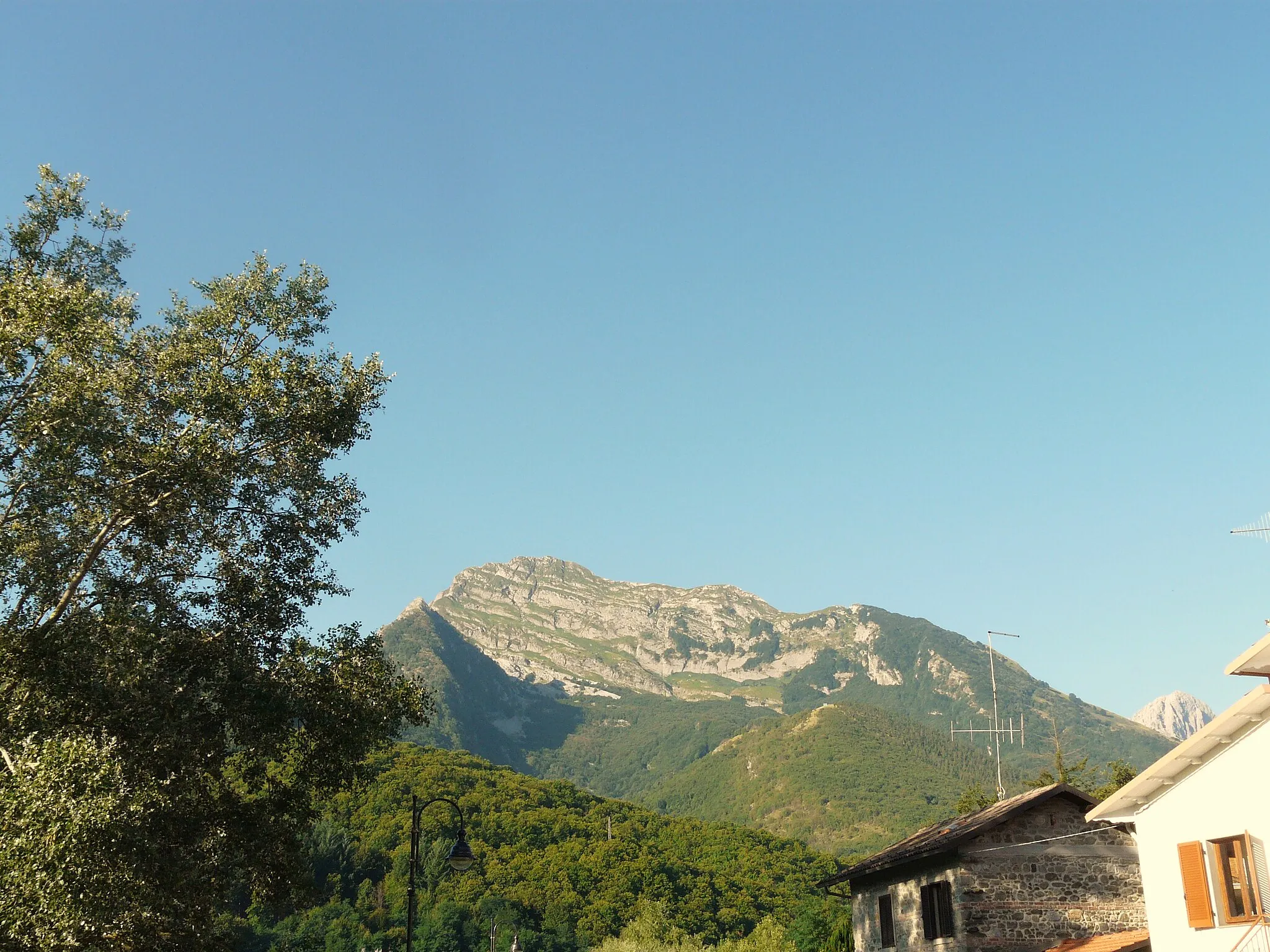 Photo showing: Panorama del monte Pisanino da Gramolazzo, Minucciano, Toscana, Italia