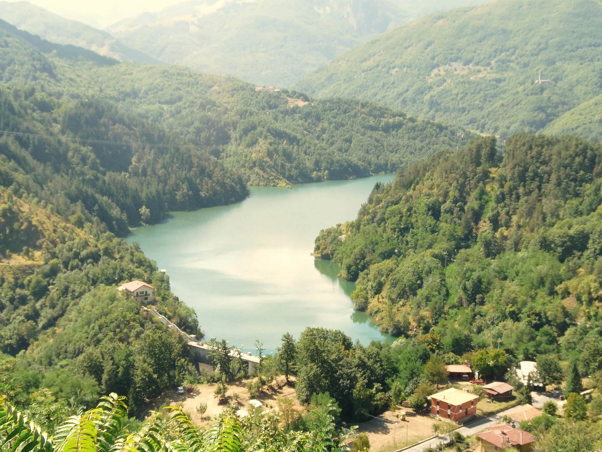 Photo showing: Vista del lago di Gramolazzo dalla frazione di Castagnola, Minucciano, Toscana, Italia