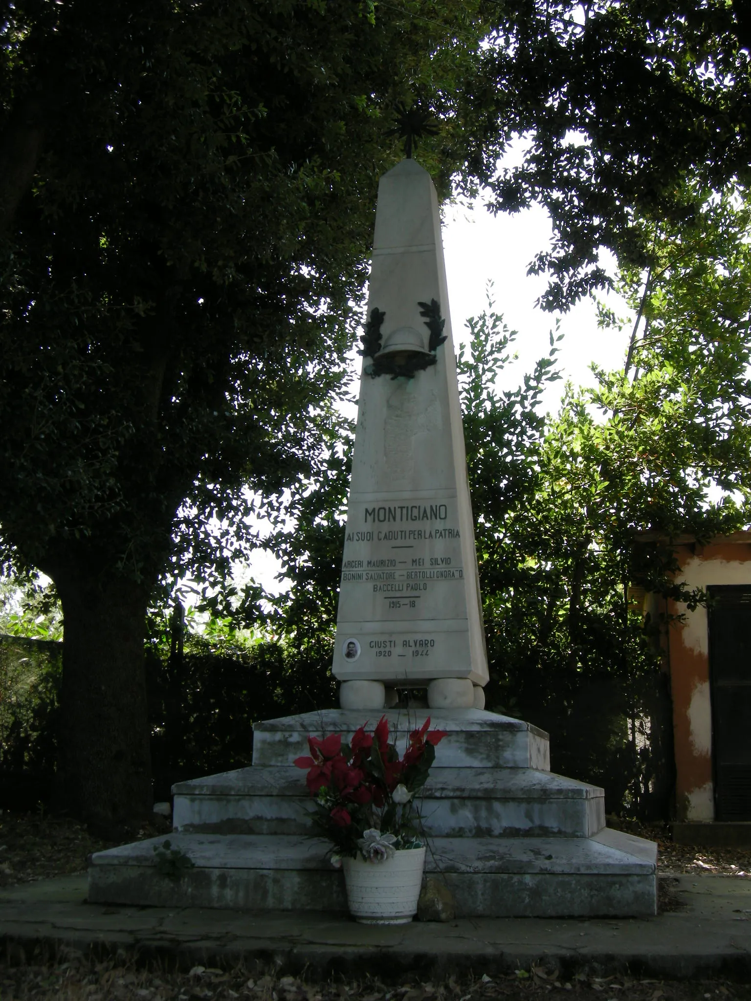 Photo showing: Chiesa di Santa Lucia (Montigiano), monumento ai caduti della prima guerra mondiale