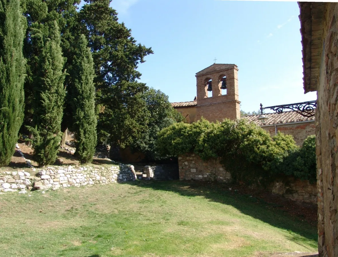 Photo showing: Gello, Piazza principale in terra battuta ed il campanile della Chiesa