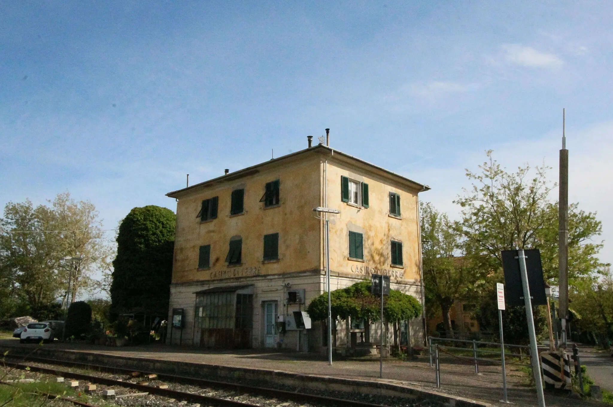 Photo showing: Casino di Terra railway station (on Guardistallo site), hamlet of Guardistallo and Montecatini Val di Cecina, Province of Pisa, Tuscany, Italy